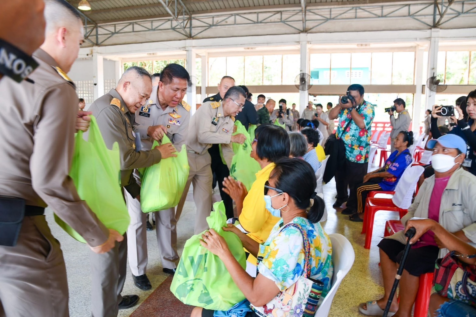 🌊🌊 เลขานุการในพระองค์ พระบาทสมเด็จพระเจ้าอยู่หัว นำทีมติดตามโครงการพัฒนาเกาะสีชัง เร่งแก้ปัญหาน้ำ-ส่งเสริมท่องเที่ยว ดันเศรษฐกิจท้องถิ่นโต