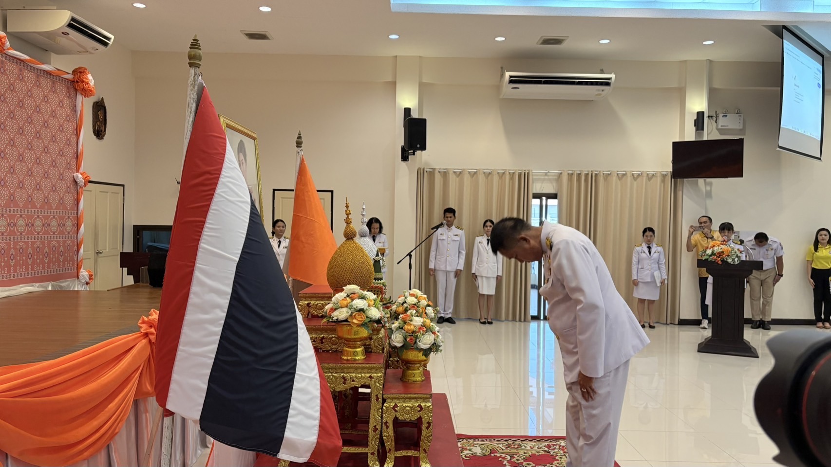 🌊🌊 จังหวัดชลบุรี จัดพิธีมอบแบบลายผ้าพระราชทาน “ผ้าลายสิริราชพัสตราภรณ์”