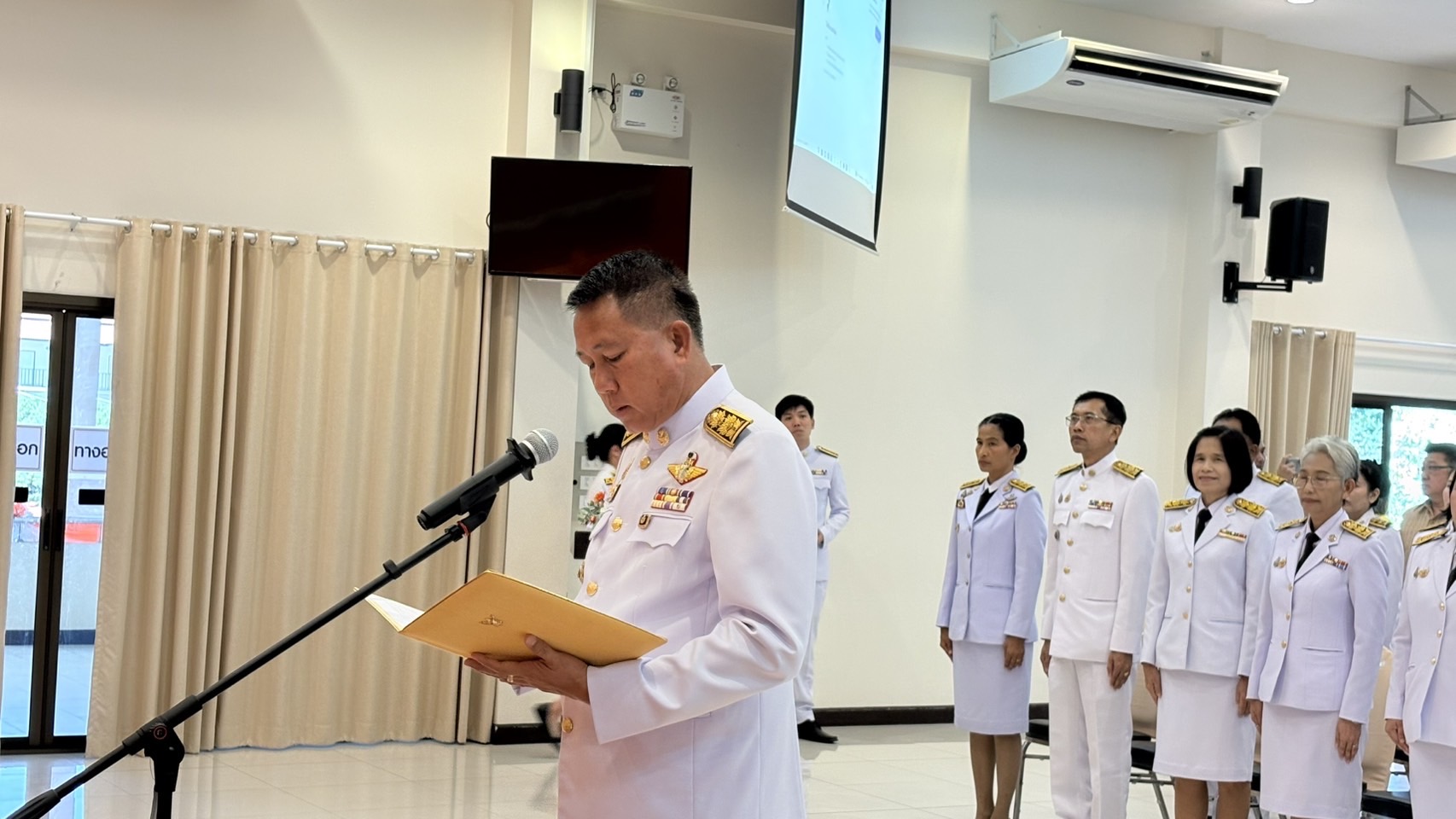 🌊🌊 จังหวัดชลบุรี จัดพิธีมอบแบบลายผ้าพระราชทาน “ผ้าลายสิริราชพัสตราภรณ์”