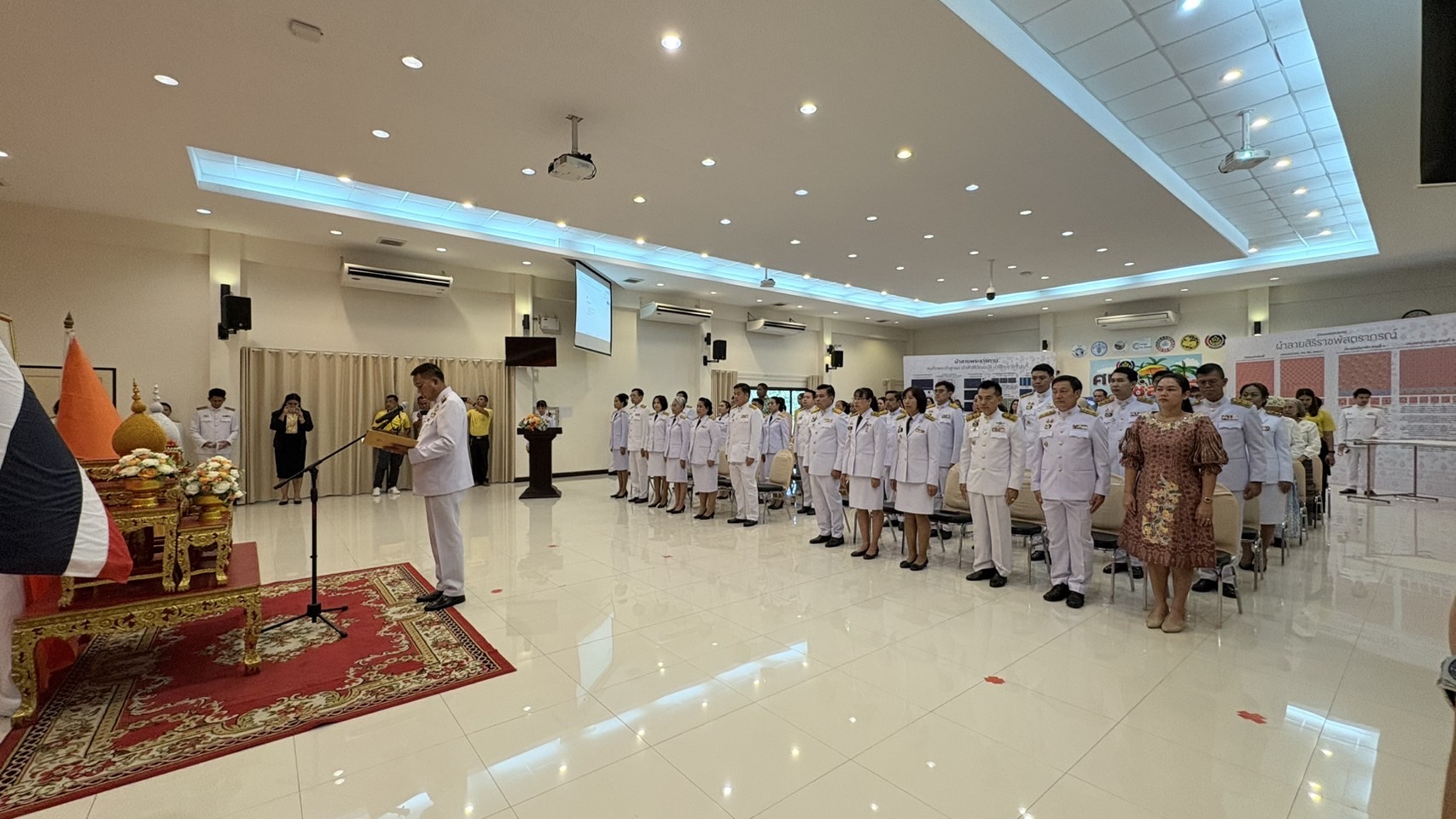 🌊🌊 จังหวัดชลบุรี จัดพิธีมอบแบบลายผ้าพระราชทาน “ผ้าลายสิริราชพัสตราภรณ์”