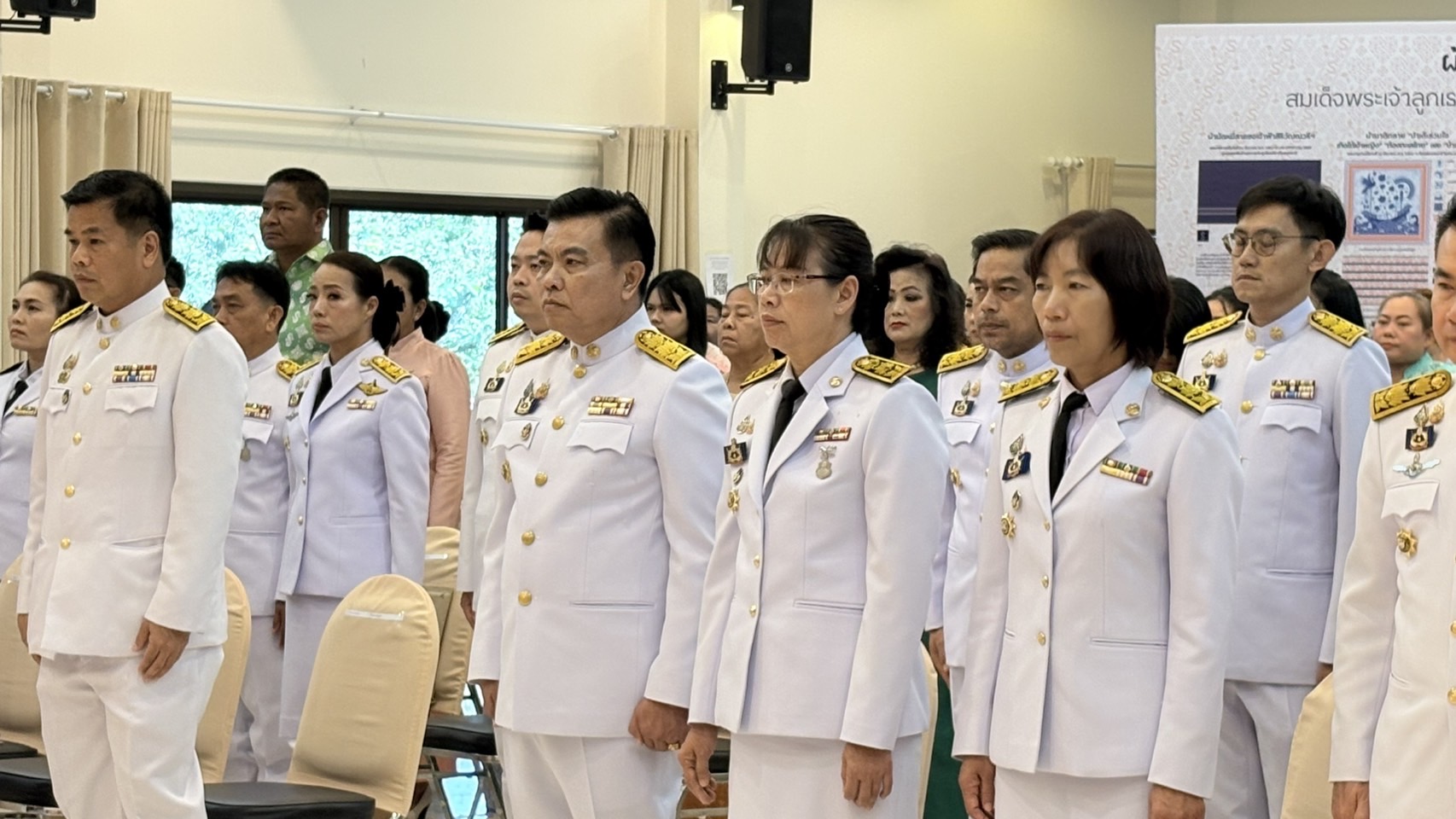 🌊🌊 จังหวัดชลบุรี จัดพิธีมอบแบบลายผ้าพระราชทาน “ผ้าลายสิริราชพัสตราภรณ์”