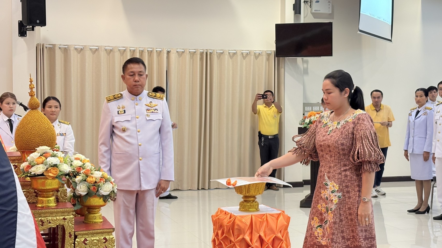 🌊🌊 จังหวัดชลบุรี จัดพิธีมอบแบบลายผ้าพระราชทาน “ผ้าลายสิริราชพัสตราภรณ์”