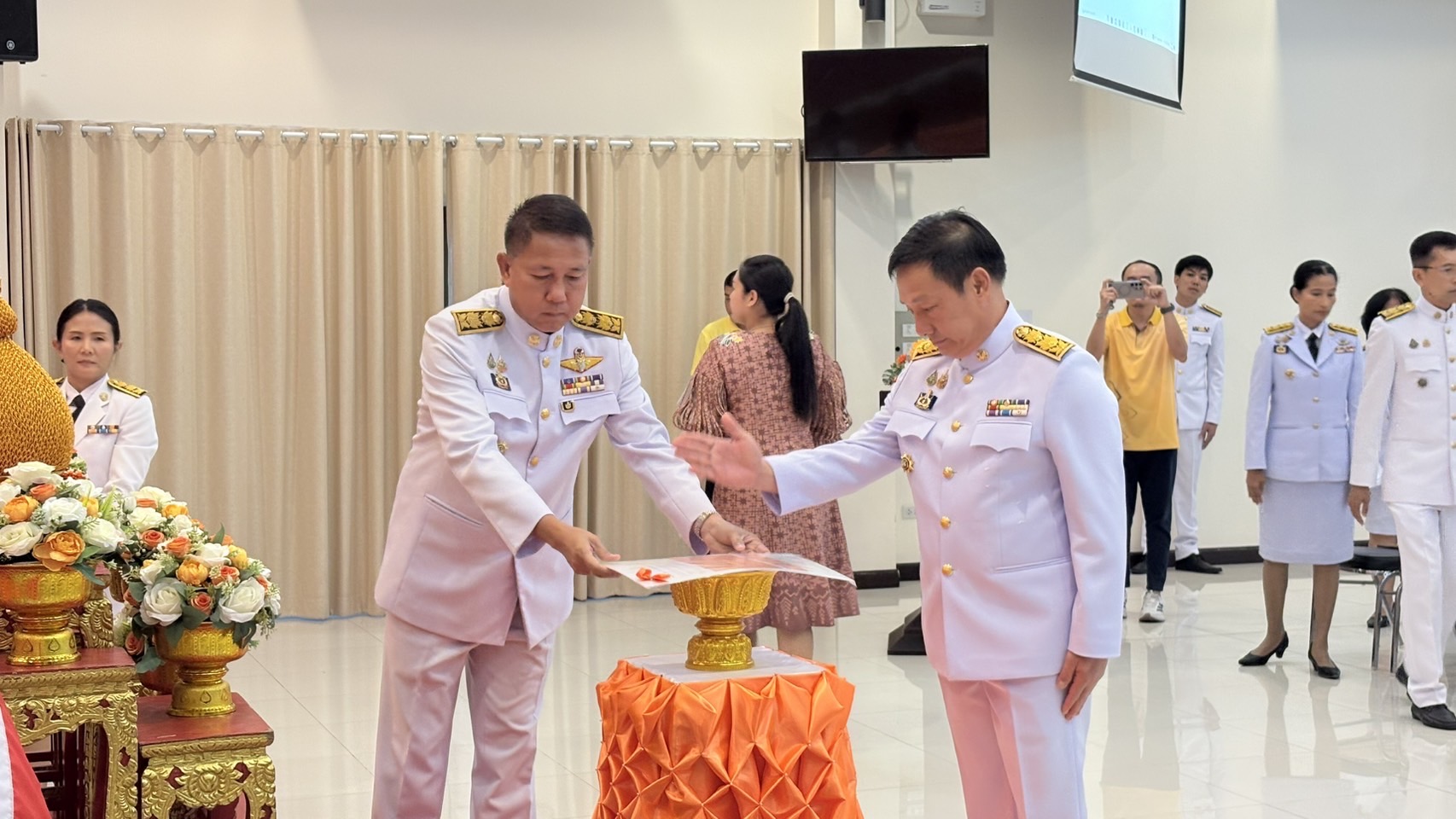 🌊🌊 จังหวัดชลบุรี จัดพิธีมอบแบบลายผ้าพระราชทาน “ผ้าลายสิริราชพัสตราภรณ์”