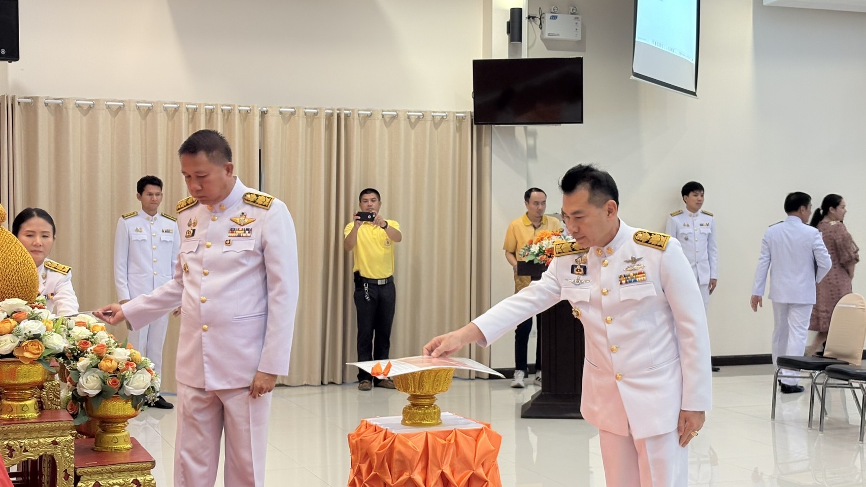 🌊🌊 จังหวัดชลบุรี จัดพิธีมอบแบบลายผ้าพระราชทาน “ผ้าลายสิริราชพัสตราภรณ์”