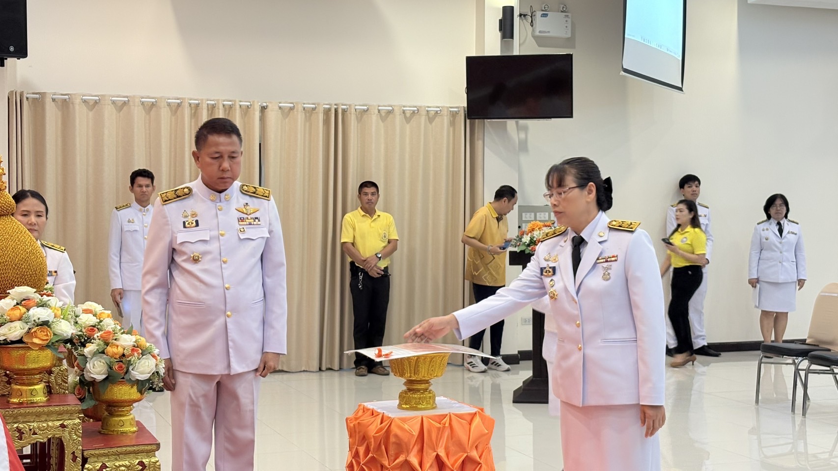 🌊🌊 จังหวัดชลบุรี จัดพิธีมอบแบบลายผ้าพระราชทาน “ผ้าลายสิริราชพัสตราภรณ์”