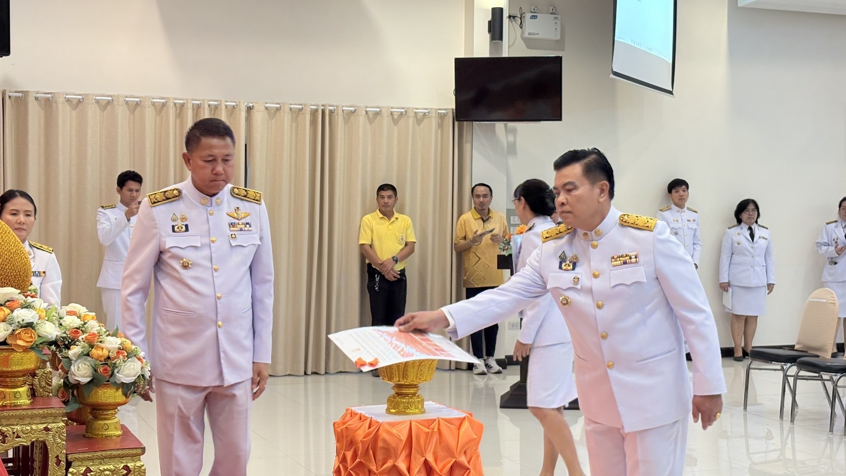 🌊🌊 จังหวัดชลบุรี จัดพิธีมอบแบบลายผ้าพระราชทาน “ผ้าลายสิริราชพัสตราภรณ์”