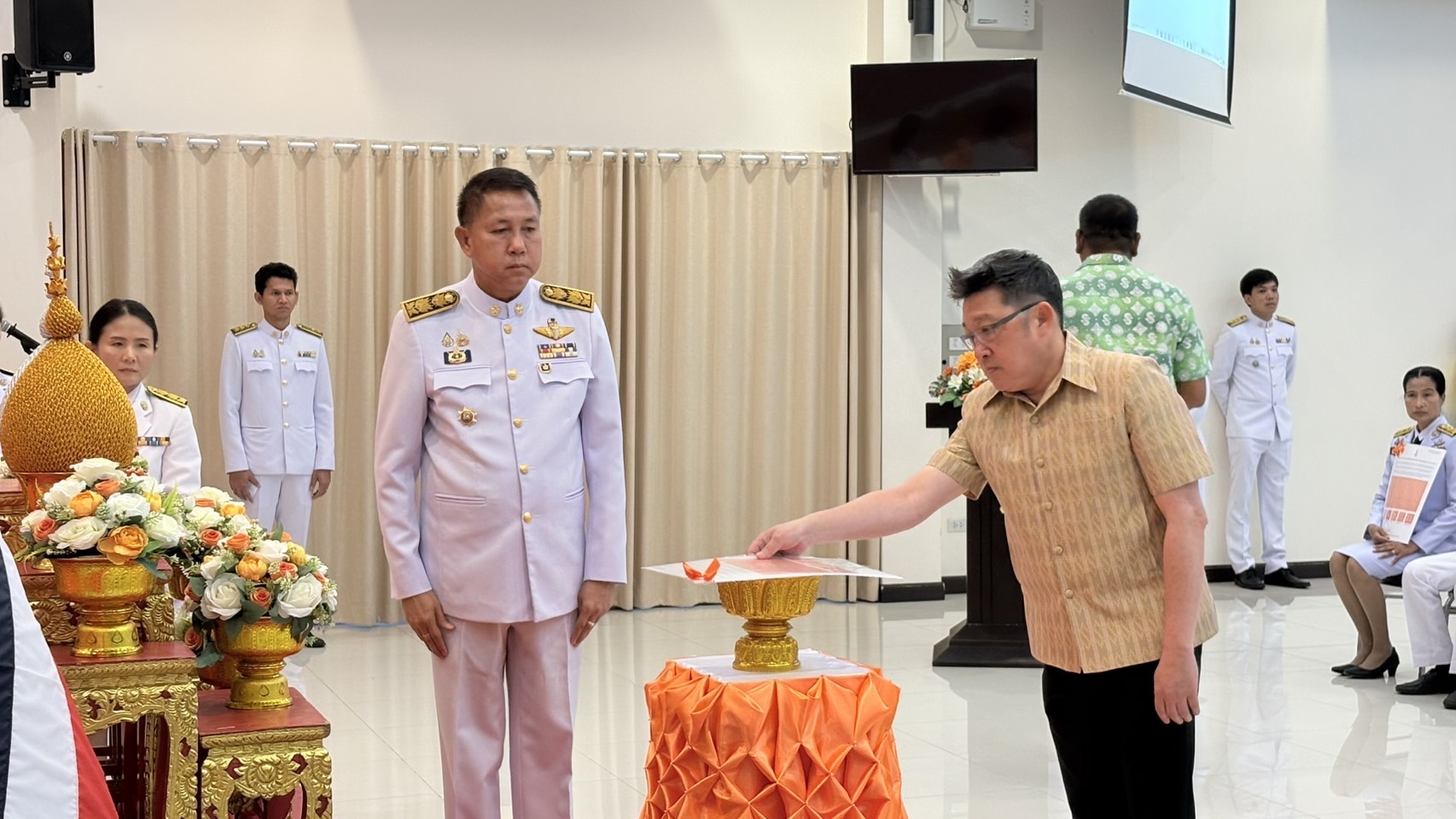 🌊🌊 จังหวัดชลบุรี จัดพิธีมอบแบบลายผ้าพระราชทาน “ผ้าลายสิริราชพัสตราภรณ์”