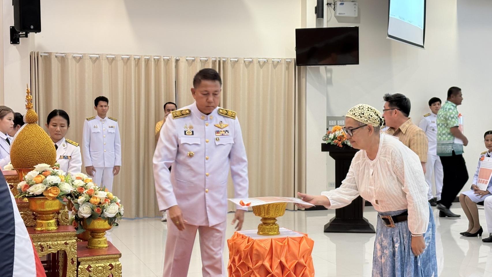 🌊🌊 จังหวัดชลบุรี จัดพิธีมอบแบบลายผ้าพระราชทาน “ผ้าลายสิริราชพัสตราภรณ์”