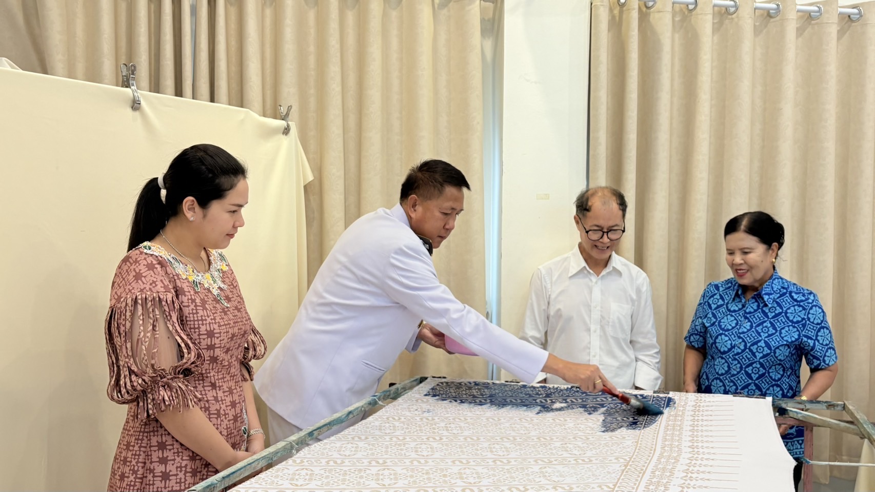 🌊🌊 จังหวัดชลบุรี จัดพิธีมอบแบบลายผ้าพระราชทาน “ผ้าลายสิริราชพัสตราภรณ์”