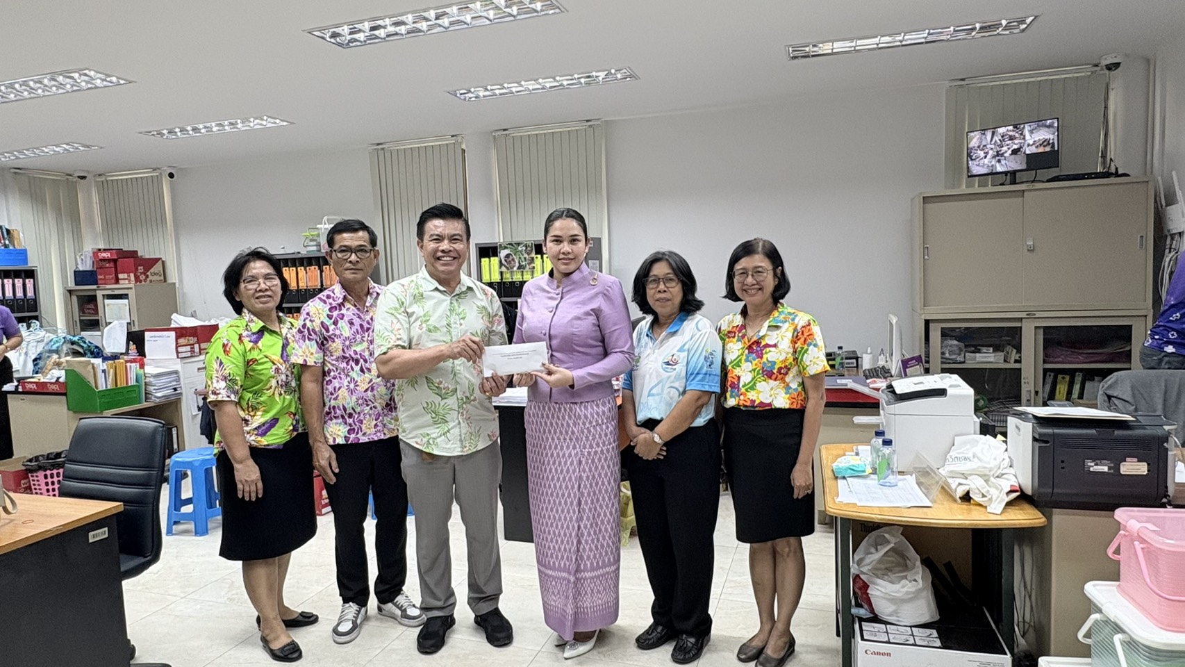 พช.ชลบุรี รับมอบทุนสมทบกองทุนพัฒนาเด็กชนบท ในพระราชูปถัมภ์สมเด็จพระเทพรัตนราชสุดาฯ สยามบรมราชกุมารี ประจำปี 2568