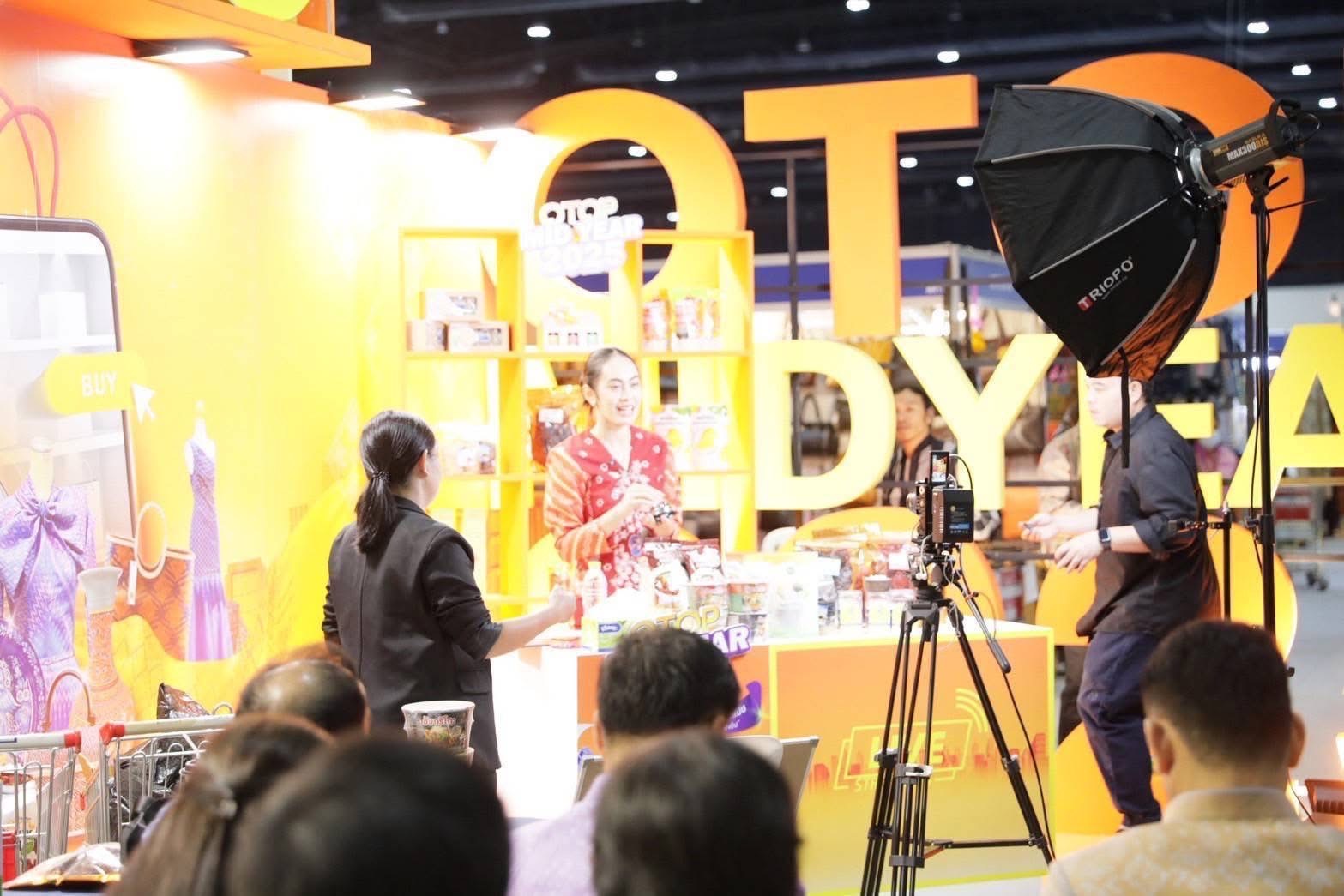 📣 พช.ชลบุรี ร่วมประชุมมอบนโยบายผู้บริหารกรมการพัฒนาชุมชน ส่วนกลาง และภูมิภาค และร่วมกิจกรรมส่งเสริมการค้าขายออนไลน์ เพื่อเสริมสร้างโอกาสทางการตลาดให้กับผู้ประกอบการ OTOP