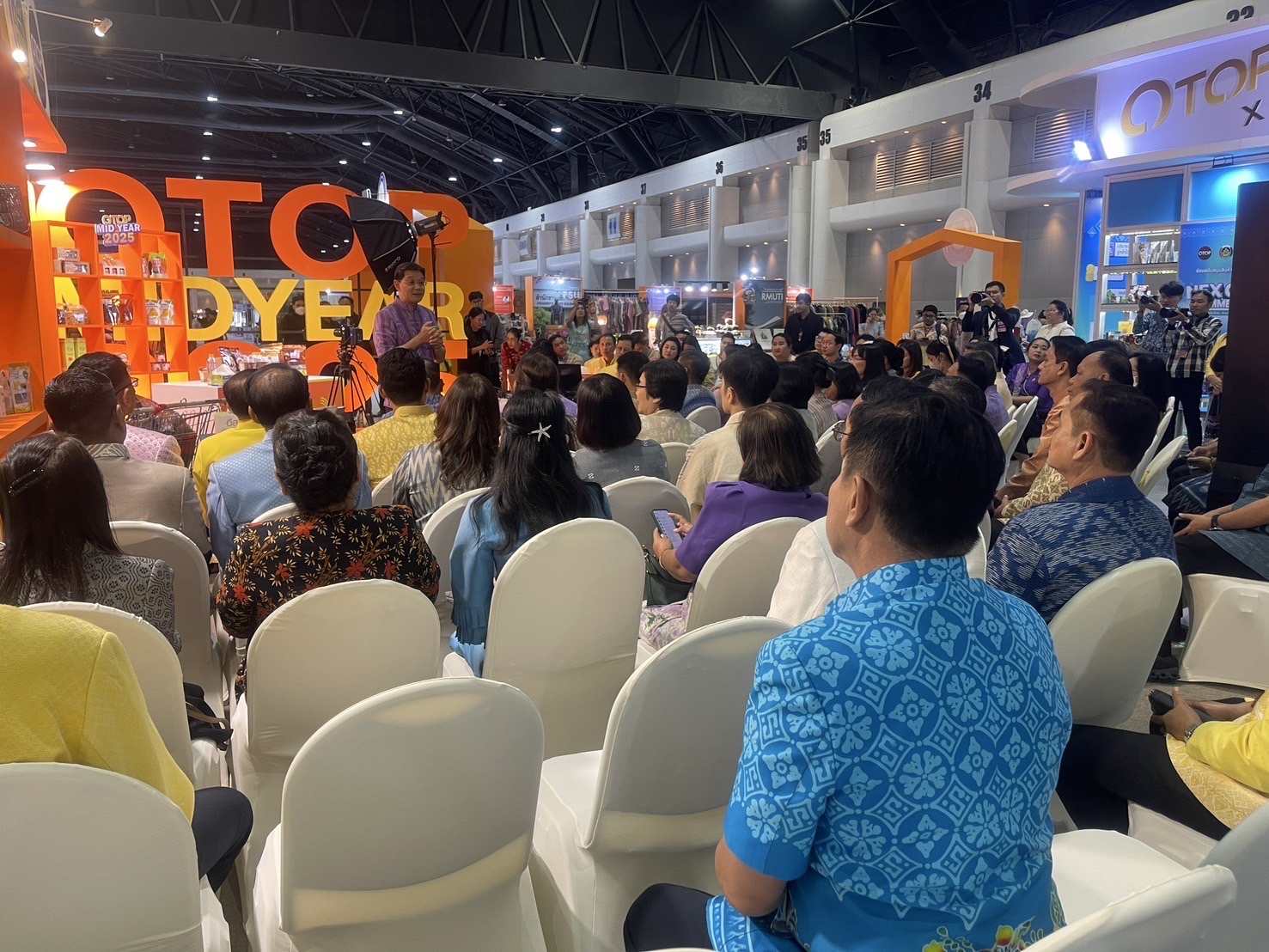 📣 พช.ชลบุรี ร่วมประชุมมอบนโยบายผู้บริหารกรมการพัฒนาชุมชน ส่วนกลาง และภูมิภาค และร่วมกิจกรรมส่งเสริมการค้าขายออนไลน์ เพื่อเสริมสร้างโอกาสทางการตลาดให้กับผู้ประกอบการ OTOP