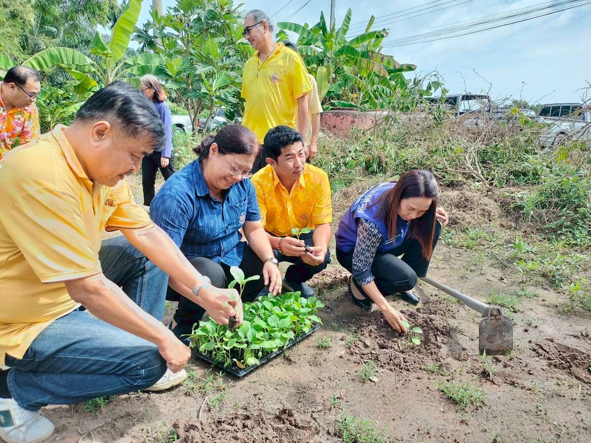 🥬🌾พช.ชลบุรี ดำเนินงานโครงการส่งเสริมกิจกรรมทางนี้มีผล ผู้คนรักกัน
