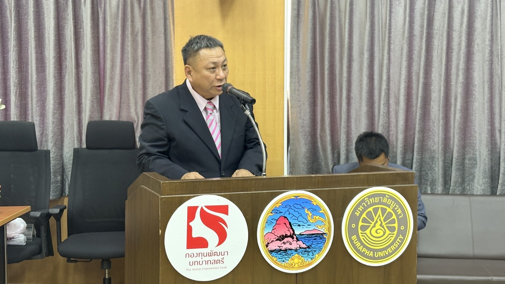 💁🏻‍♀️ จังหวัดชลบุรี จัดพิธีลงนามบันทึกความเข้าใจความร่วมมือทางวิชาการการขับเคลื่อนงานกองทุนพัฒนาบทบาทสตรีจังหวัดชลบุรี ร่วมกับมหาวิทยาลัยบูรพา