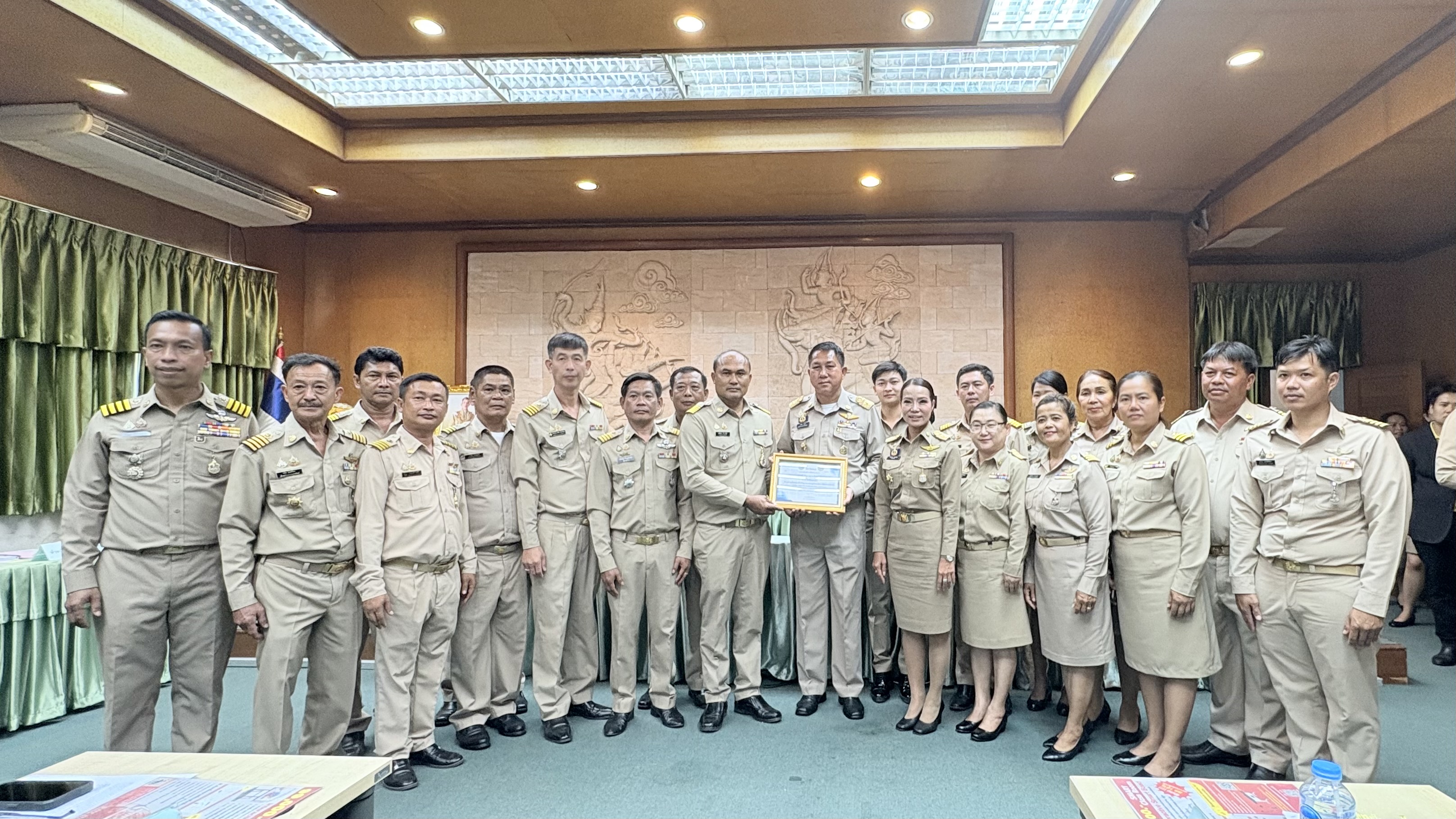 💠💠 พช.ชลบุรี จัดพิธีมอบเกียรติบัตร  แก่ผู้นำที่ผ่านการคัดสรรกิจกรรมพัฒนาชุมชนดีเด่นระดับจังหวัด และคัดเลือกคนกองทุนพัฒนาบทบาทสตรีดีเด่นระดับจังหวัด ตามโครงการเชิดชูเกียรติคนกองทุนพัฒนาบทบาทสตรี ประจำปี 2568