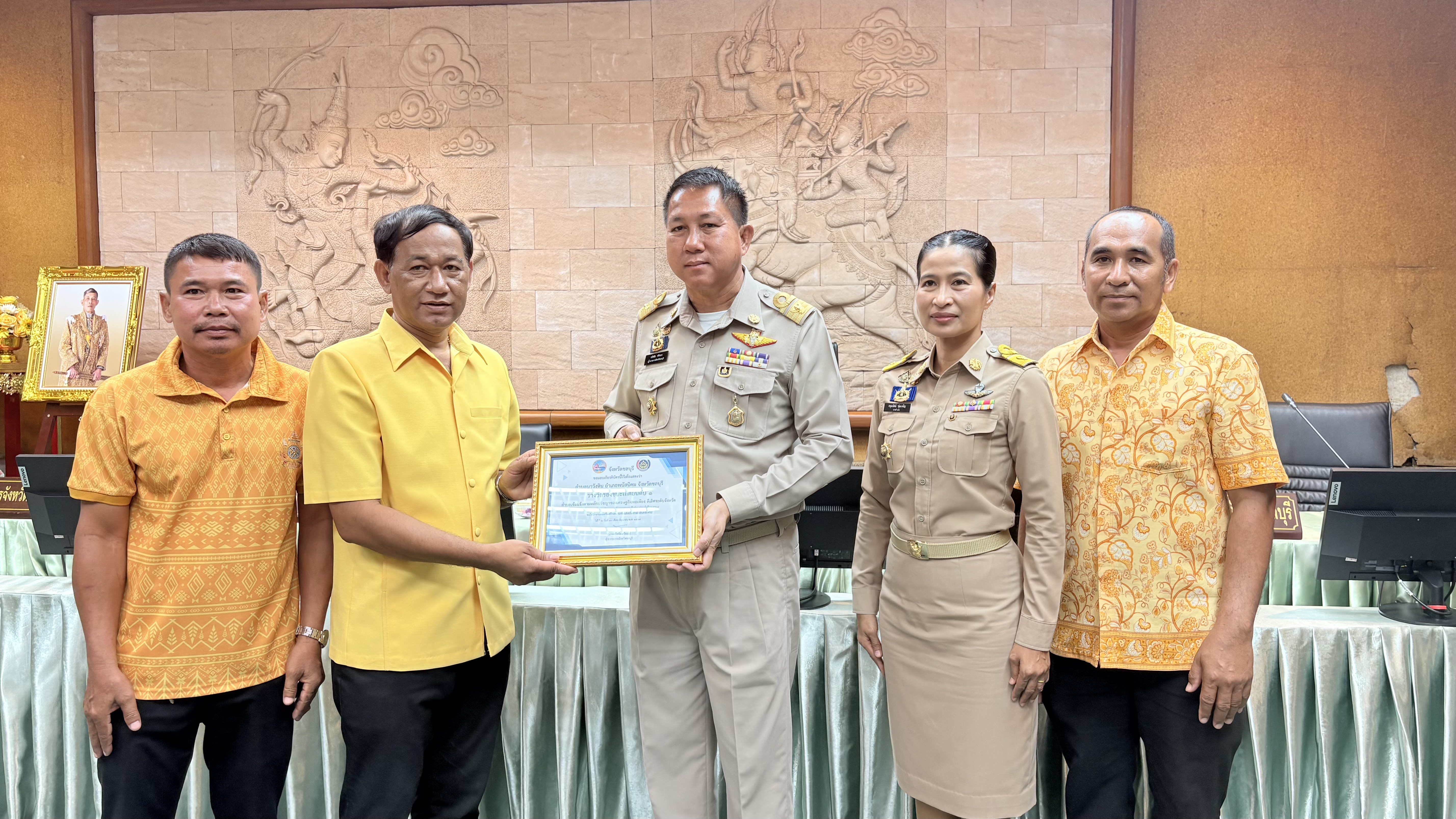 💠💠 พช.ชลบุรี จัดพิธีมอบเกียรติบัตร  แก่ผู้นำที่ผ่านการคัดสรรกิจกรรมพัฒนาชุมชนดีเด่นระดับจังหวัด และคัดเลือกคนกองทุนพัฒนาบทบาทสตรีดีเด่นระดับจังหวัด ตามโครงการเชิดชูเกียรติคนกองทุนพัฒนาบทบาทสตรี ประจำปี 2568