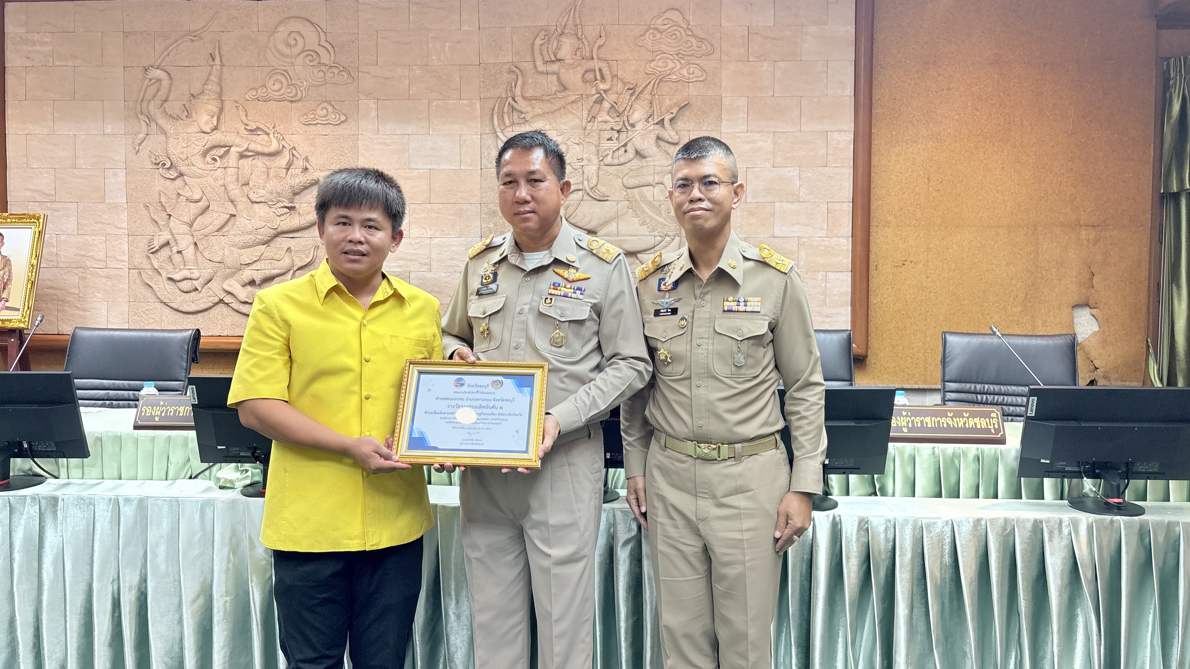 💠💠 พช.ชลบุรี จัดพิธีมอบเกียรติบัตร  แก่ผู้นำที่ผ่านการคัดสรรกิจกรรมพัฒนาชุมชนดีเด่นระดับจังหวัด และคัดเลือกคนกองทุนพัฒนาบทบาทสตรีดีเด่นระดับจังหวัด ตามโครงการเชิดชูเกียรติคนกองทุนพัฒนาบทบาทสตรี ประจำปี 2568