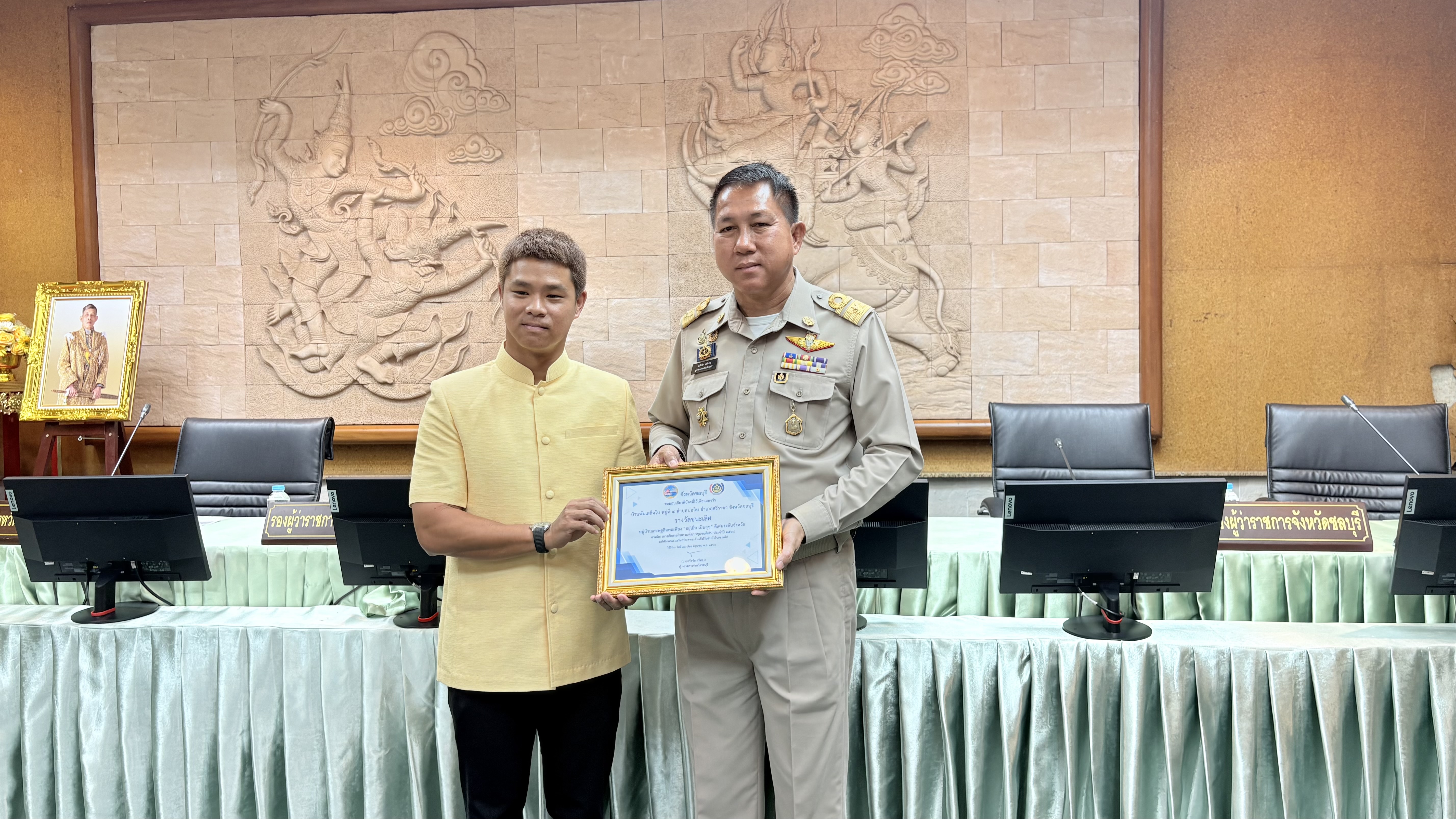 💠💠 พช.ชลบุรี จัดพิธีมอบเกียรติบัตร  แก่ผู้นำที่ผ่านการคัดสรรกิจกรรมพัฒนาชุมชนดีเด่นระดับจังหวัด และคัดเลือกคนกองทุนพัฒนาบทบาทสตรีดีเด่นระดับจังหวัด ตามโครงการเชิดชูเกียรติคนกองทุนพัฒนาบทบาทสตรี ประจำปี 2568