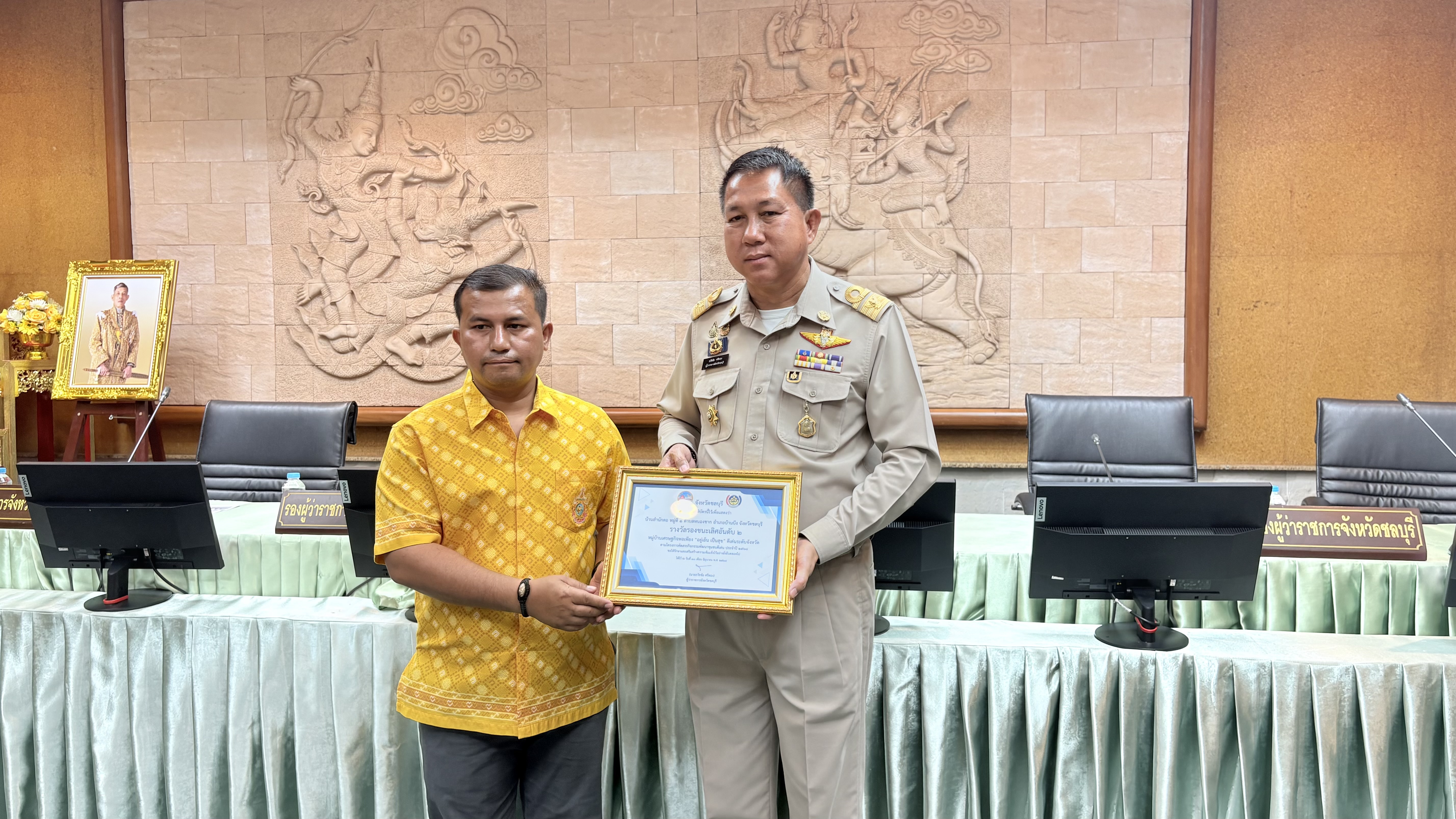 💠💠 พช.ชลบุรี จัดพิธีมอบเกียรติบัตร  แก่ผู้นำที่ผ่านการคัดสรรกิจกรรมพัฒนาชุมชนดีเด่นระดับจังหวัด และคัดเลือกคนกองทุนพัฒนาบทบาทสตรีดีเด่นระดับจังหวัด ตามโครงการเชิดชูเกียรติคนกองทุนพัฒนาบทบาทสตรี ประจำปี 2568