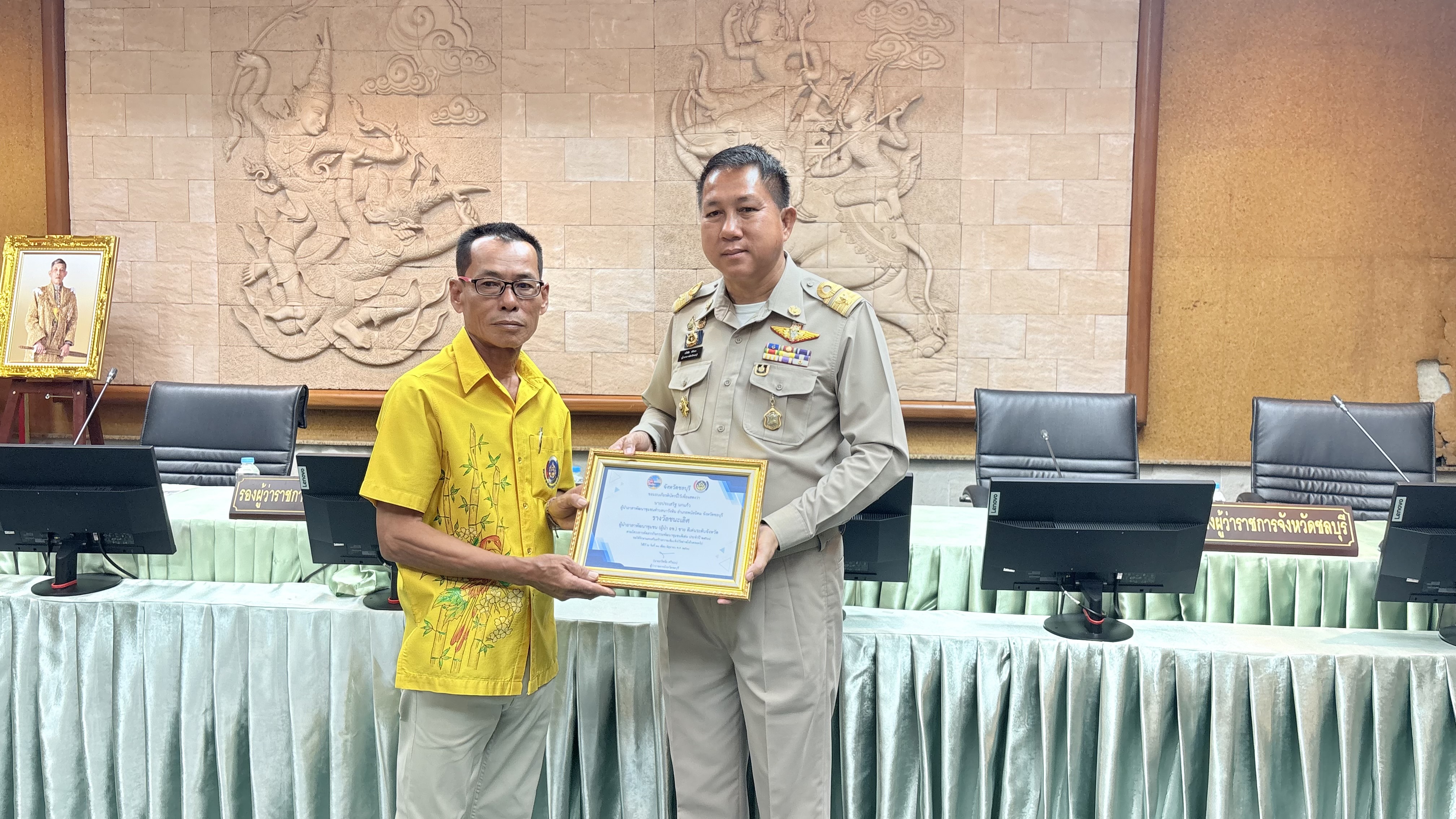 💠💠 พช.ชลบุรี จัดพิธีมอบเกียรติบัตร  แก่ผู้นำที่ผ่านการคัดสรรกิจกรรมพัฒนาชุมชนดีเด่นระดับจังหวัด และคัดเลือกคนกองทุนพัฒนาบทบาทสตรีดีเด่นระดับจังหวัด ตามโครงการเชิดชูเกียรติคนกองทุนพัฒนาบทบาทสตรี ประจำปี 2568