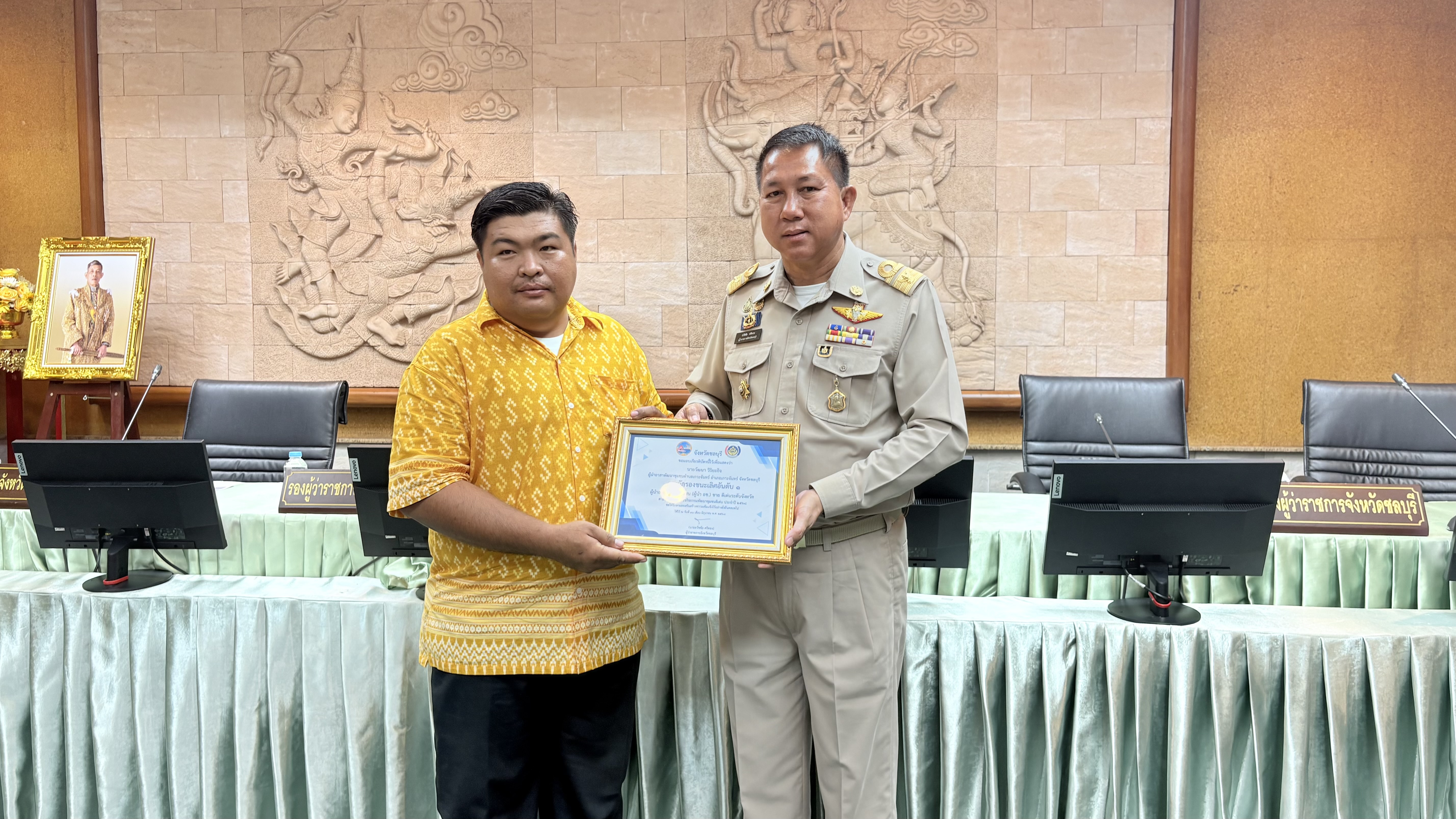 💠💠 พช.ชลบุรี จัดพิธีมอบเกียรติบัตร  แก่ผู้นำที่ผ่านการคัดสรรกิจกรรมพัฒนาชุมชนดีเด่นระดับจังหวัด และคัดเลือกคนกองทุนพัฒนาบทบาทสตรีดีเด่นระดับจังหวัด ตามโครงการเชิดชูเกียรติคนกองทุนพัฒนาบทบาทสตรี ประจำปี 2568