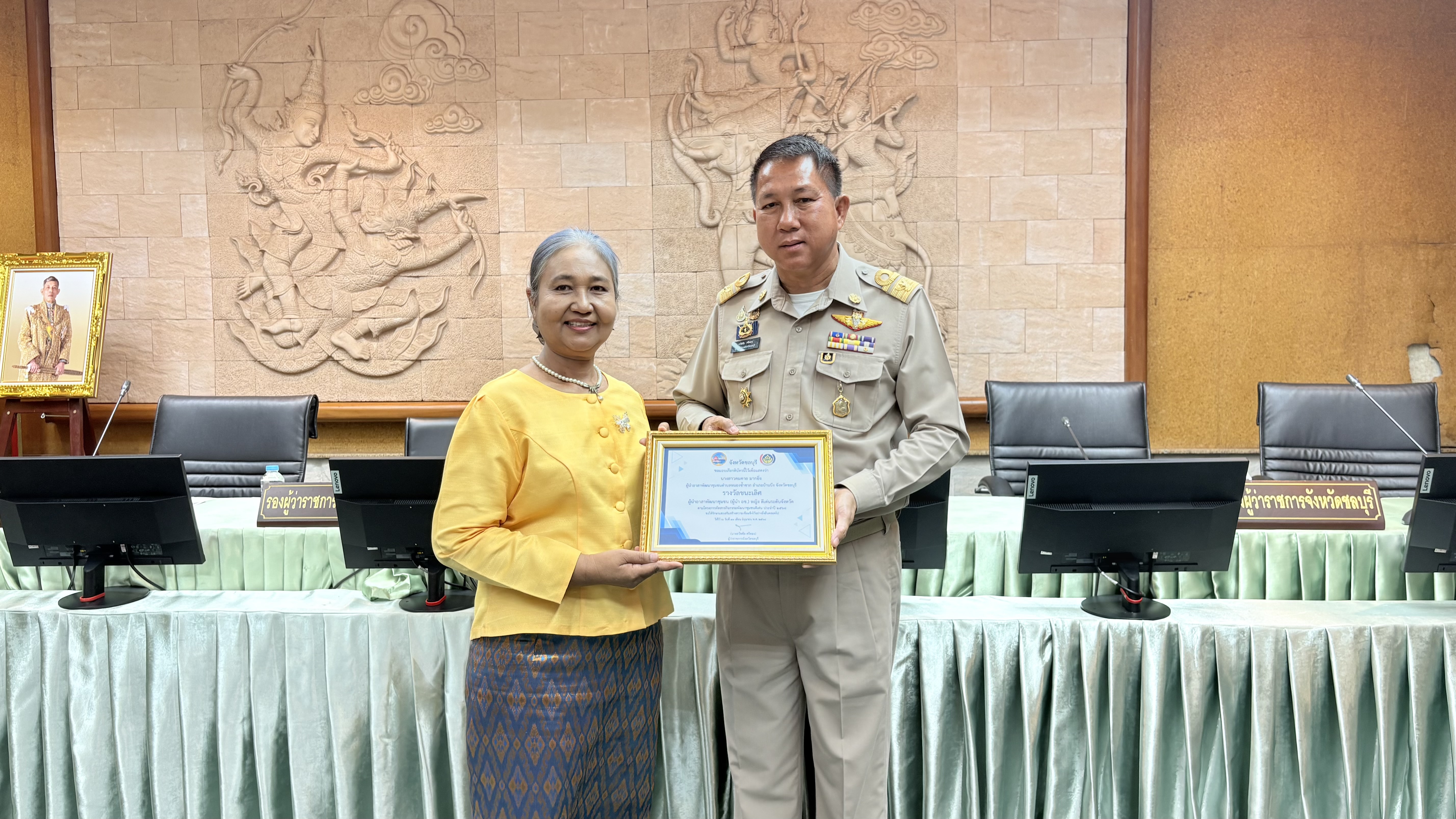 💠💠 พช.ชลบุรี จัดพิธีมอบเกียรติบัตร  แก่ผู้นำที่ผ่านการคัดสรรกิจกรรมพัฒนาชุมชนดีเด่นระดับจังหวัด และคัดเลือกคนกองทุนพัฒนาบทบาทสตรีดีเด่นระดับจังหวัด ตามโครงการเชิดชูเกียรติคนกองทุนพัฒนาบทบาทสตรี ประจำปี 2568