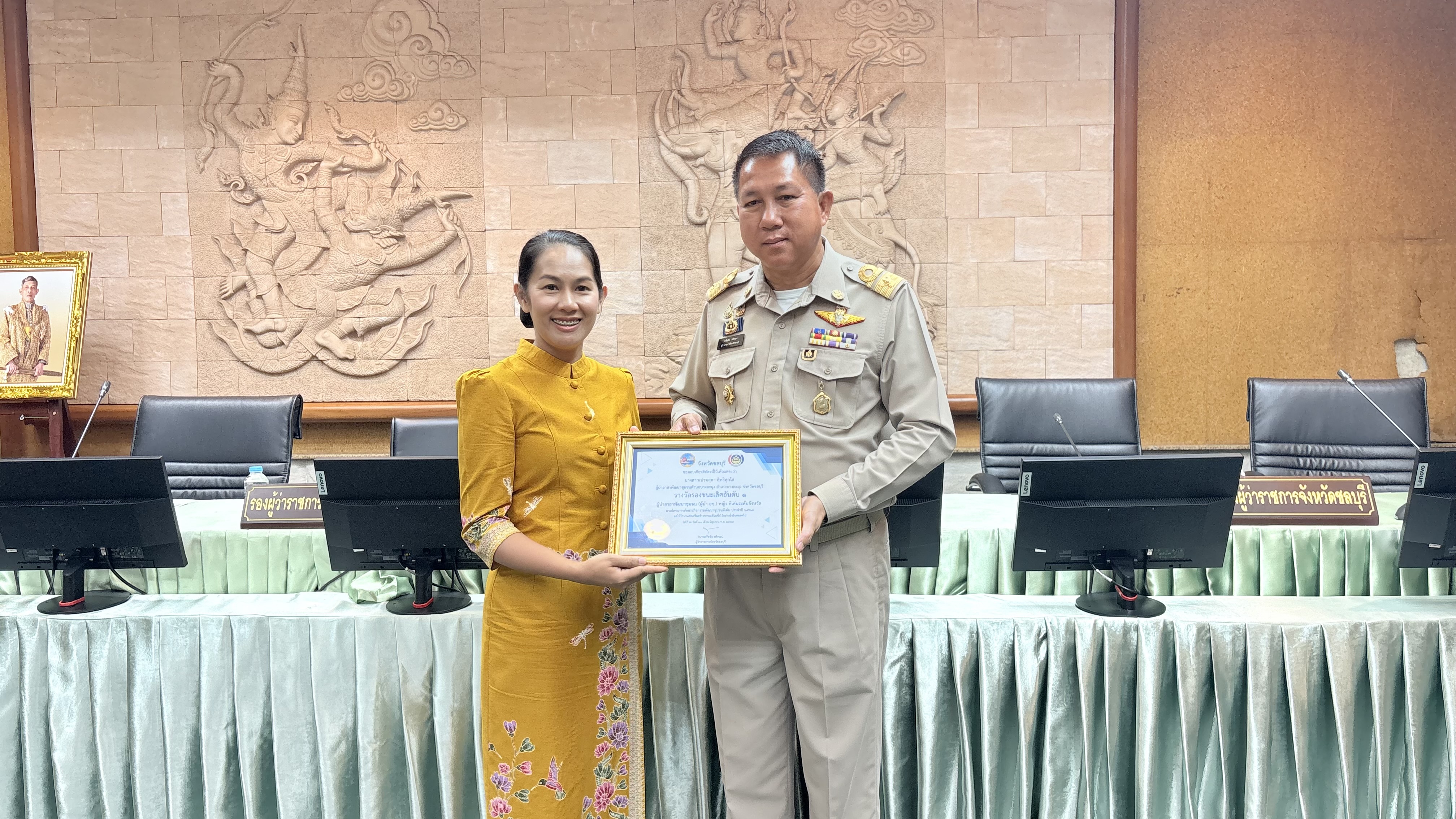 💠💠 พช.ชลบุรี จัดพิธีมอบเกียรติบัตร  แก่ผู้นำที่ผ่านการคัดสรรกิจกรรมพัฒนาชุมชนดีเด่นระดับจังหวัด และคัดเลือกคนกองทุนพัฒนาบทบาทสตรีดีเด่นระดับจังหวัด ตามโครงการเชิดชูเกียรติคนกองทุนพัฒนาบทบาทสตรี ประจำปี 2568