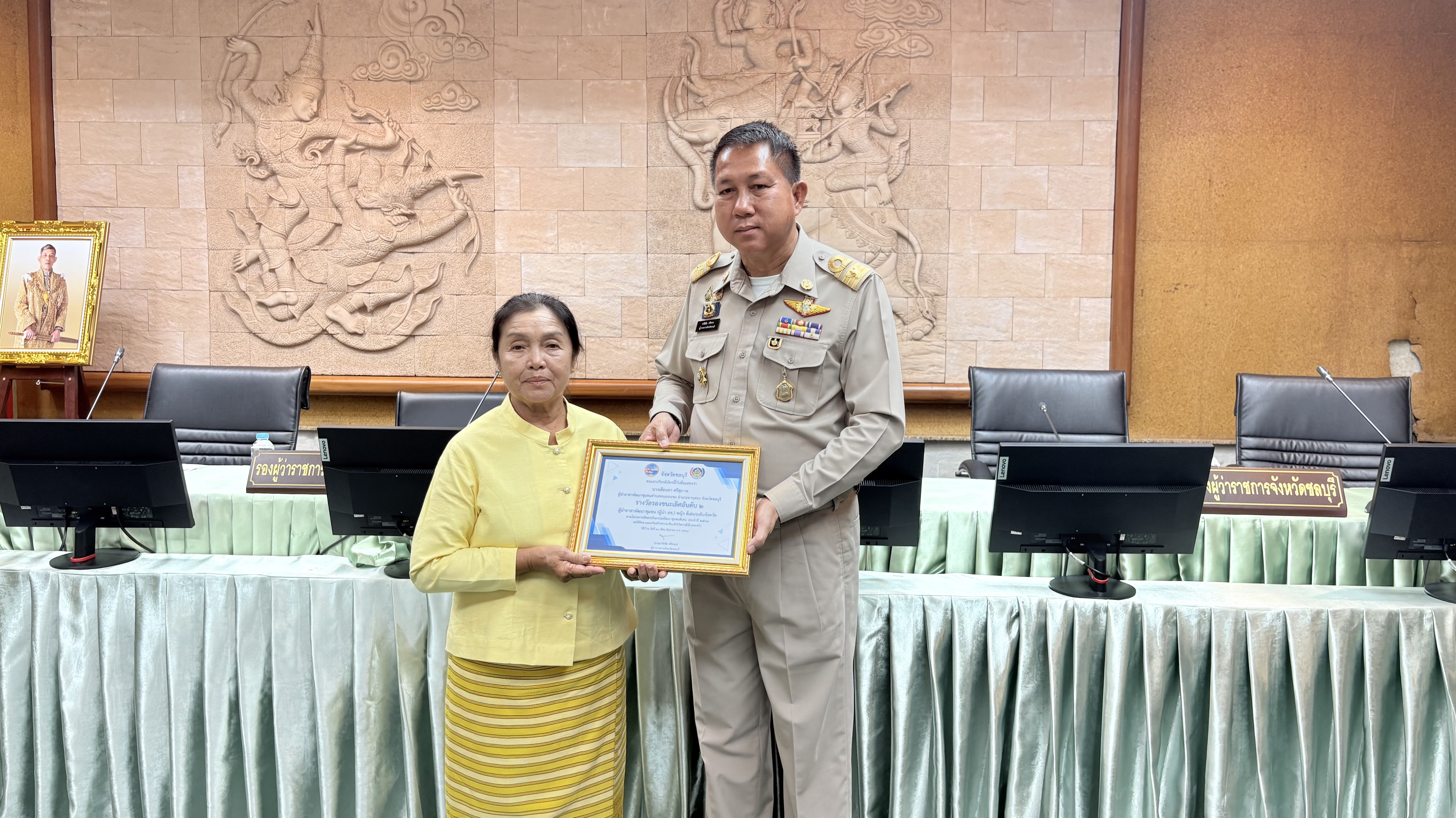 💠💠 พช.ชลบุรี จัดพิธีมอบเกียรติบัตร  แก่ผู้นำที่ผ่านการคัดสรรกิจกรรมพัฒนาชุมชนดีเด่นระดับจังหวัด และคัดเลือกคนกองทุนพัฒนาบทบาทสตรีดีเด่นระดับจังหวัด ตามโครงการเชิดชูเกียรติคนกองทุนพัฒนาบทบาทสตรี ประจำปี 2568