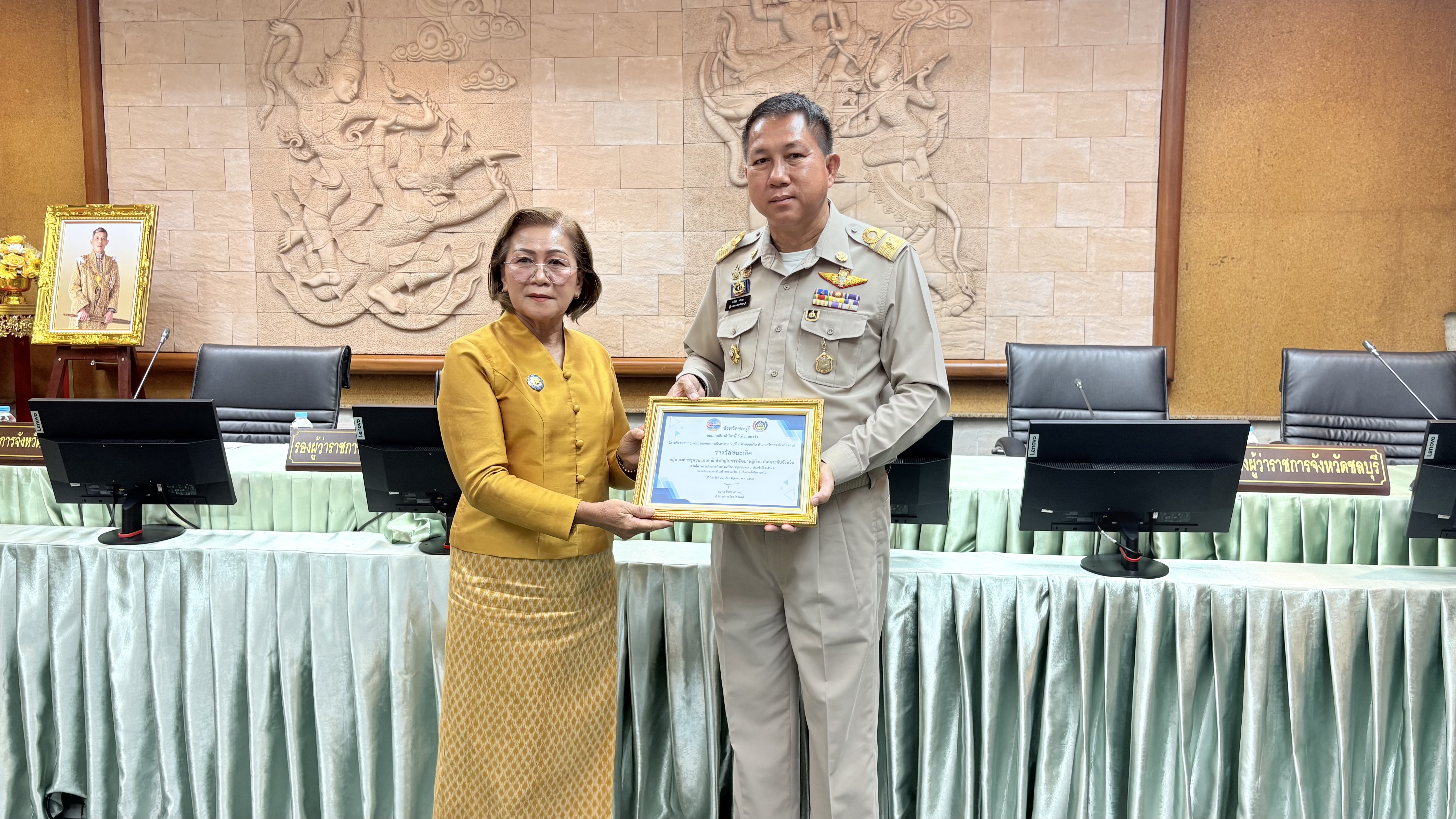 💠💠 พช.ชลบุรี จัดพิธีมอบเกียรติบัตร  แก่ผู้นำที่ผ่านการคัดสรรกิจกรรมพัฒนาชุมชนดีเด่นระดับจังหวัด และคัดเลือกคนกองทุนพัฒนาบทบาทสตรีดีเด่นระดับจังหวัด ตามโครงการเชิดชูเกียรติคนกองทุนพัฒนาบทบาทสตรี ประจำปี 2568