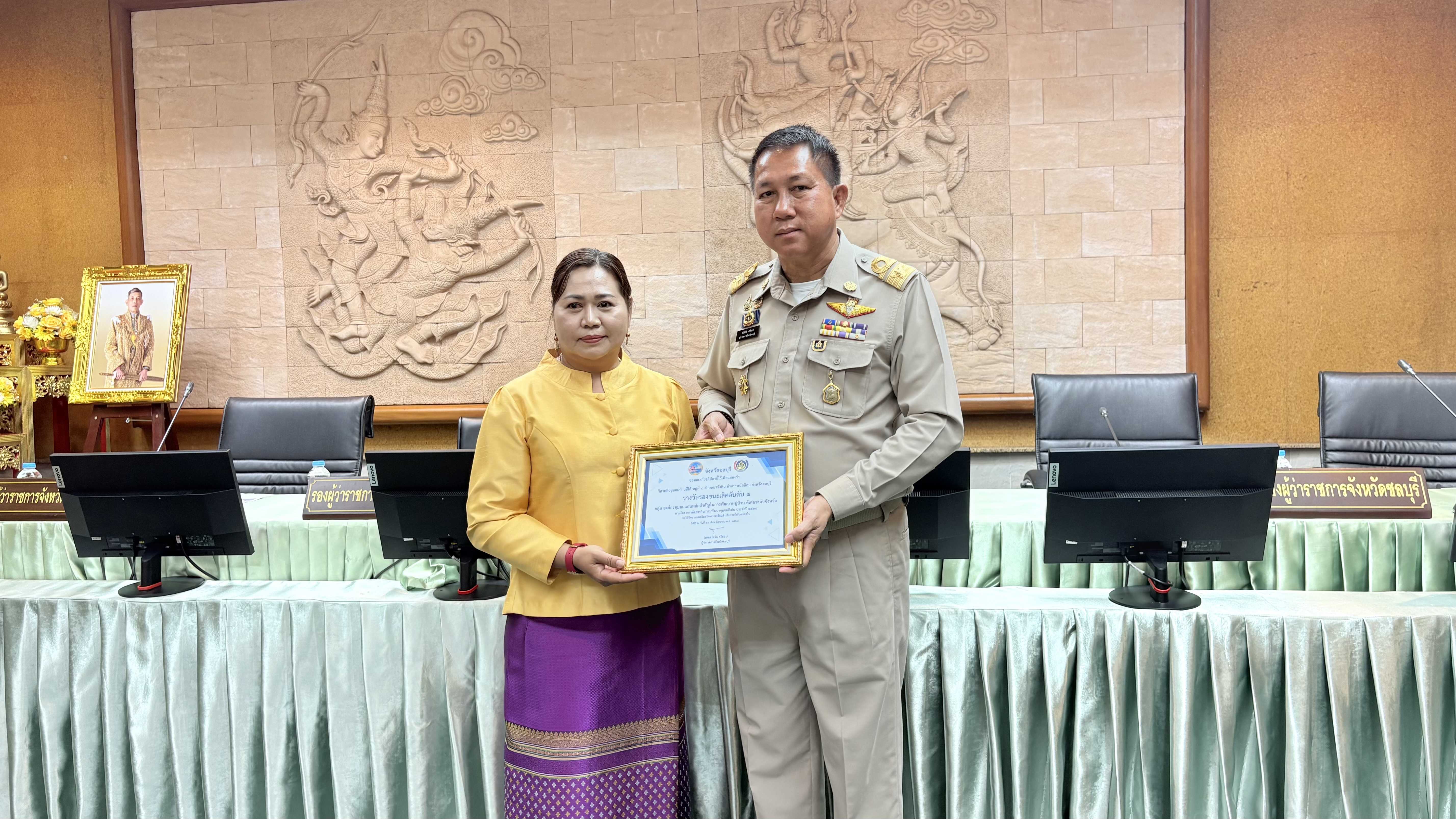 💠💠 พช.ชลบุรี จัดพิธีมอบเกียรติบัตร  แก่ผู้นำที่ผ่านการคัดสรรกิจกรรมพัฒนาชุมชนดีเด่นระดับจังหวัด และคัดเลือกคนกองทุนพัฒนาบทบาทสตรีดีเด่นระดับจังหวัด ตามโครงการเชิดชูเกียรติคนกองทุนพัฒนาบทบาทสตรี ประจำปี 2568