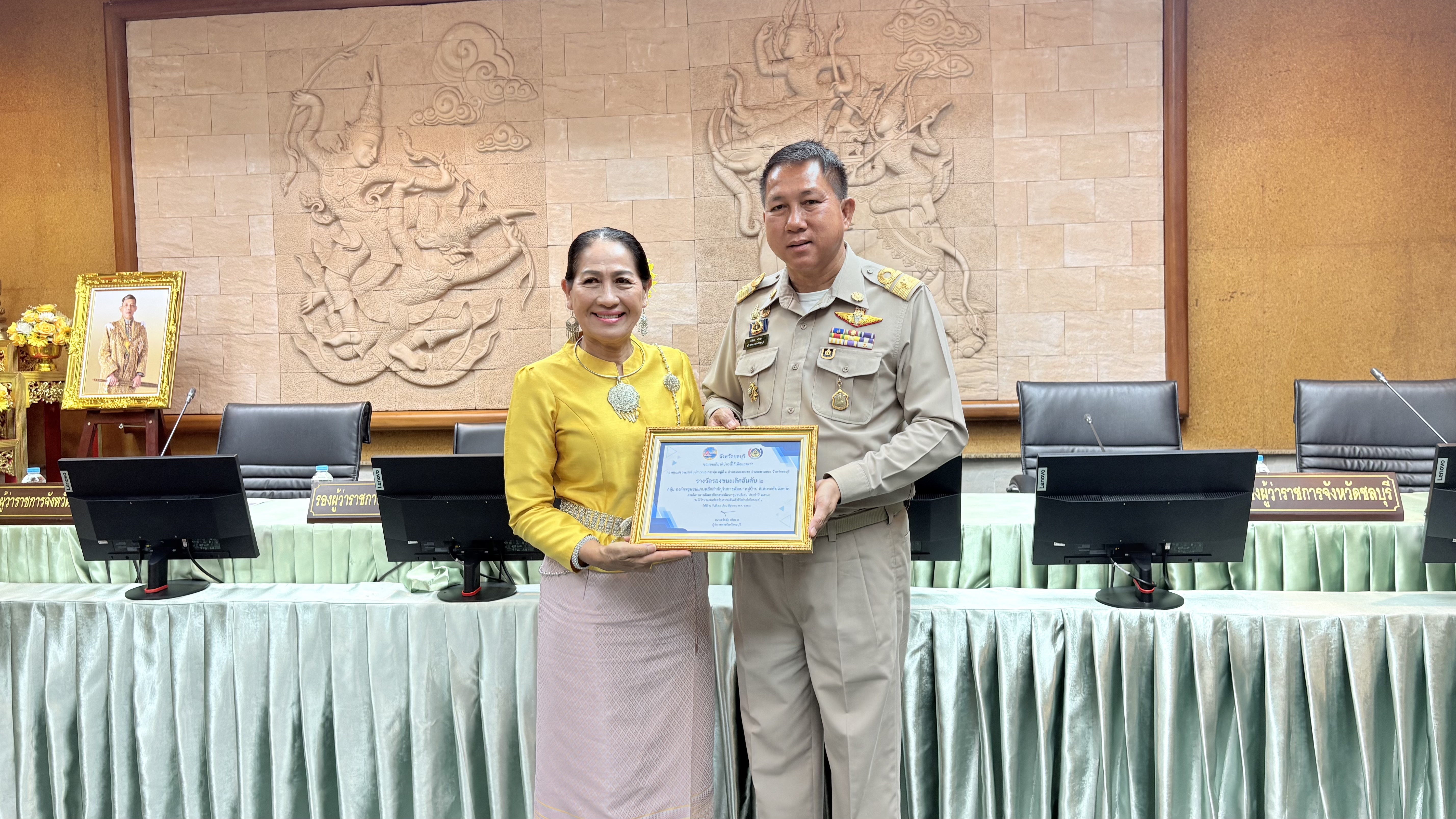 💠💠 พช.ชลบุรี จัดพิธีมอบเกียรติบัตร  แก่ผู้นำที่ผ่านการคัดสรรกิจกรรมพัฒนาชุมชนดีเด่นระดับจังหวัด และคัดเลือกคนกองทุนพัฒนาบทบาทสตรีดีเด่นระดับจังหวัด ตามโครงการเชิดชูเกียรติคนกองทุนพัฒนาบทบาทสตรี ประจำปี 2568