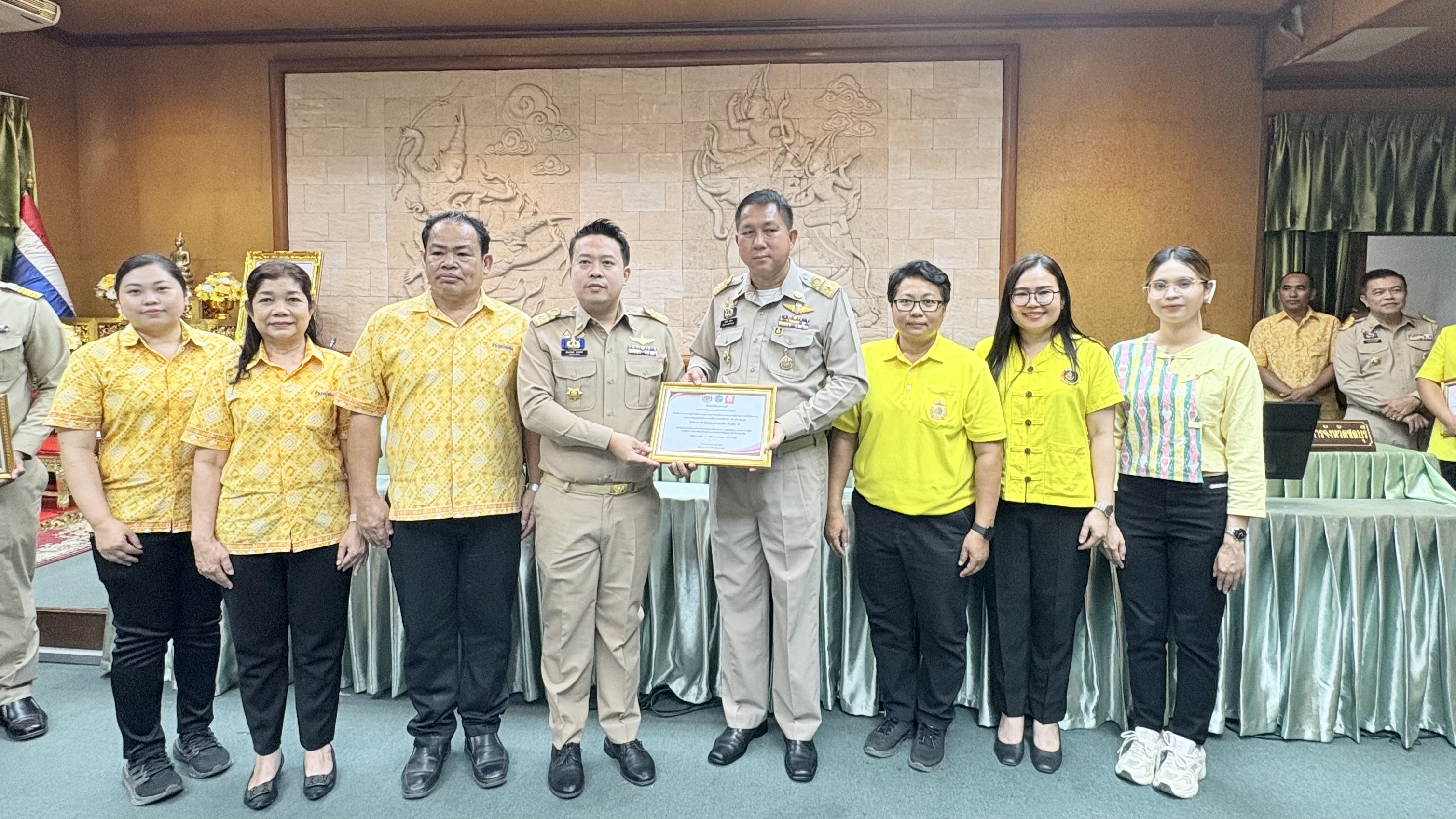 💠💠 พช.ชลบุรี จัดพิธีมอบเกียรติบัตร  แก่ผู้นำที่ผ่านการคัดสรรกิจกรรมพัฒนาชุมชนดีเด่นระดับจังหวัด และคัดเลือกคนกองทุนพัฒนาบทบาทสตรีดีเด่นระดับจังหวัด ตามโครงการเชิดชูเกียรติคนกองทุนพัฒนาบทบาทสตรี ประจำปี 2568