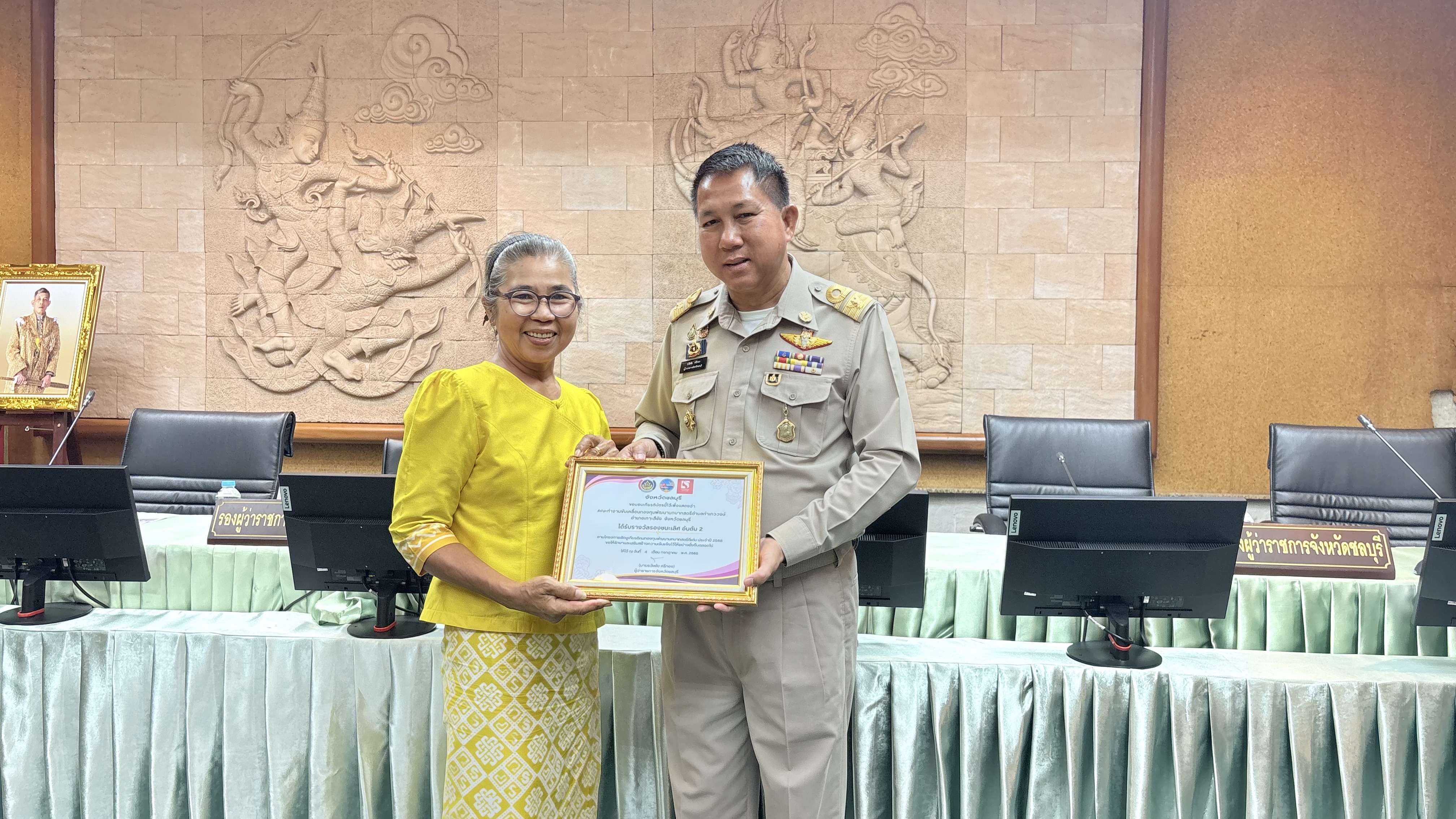💠💠 พช.ชลบุรี จัดพิธีมอบเกียรติบัตร  แก่ผู้นำที่ผ่านการคัดสรรกิจกรรมพัฒนาชุมชนดีเด่นระดับจังหวัด และคัดเลือกคนกองทุนพัฒนาบทบาทสตรีดีเด่นระดับจังหวัด ตามโครงการเชิดชูเกียรติคนกองทุนพัฒนาบทบาทสตรี ประจำปี 2568