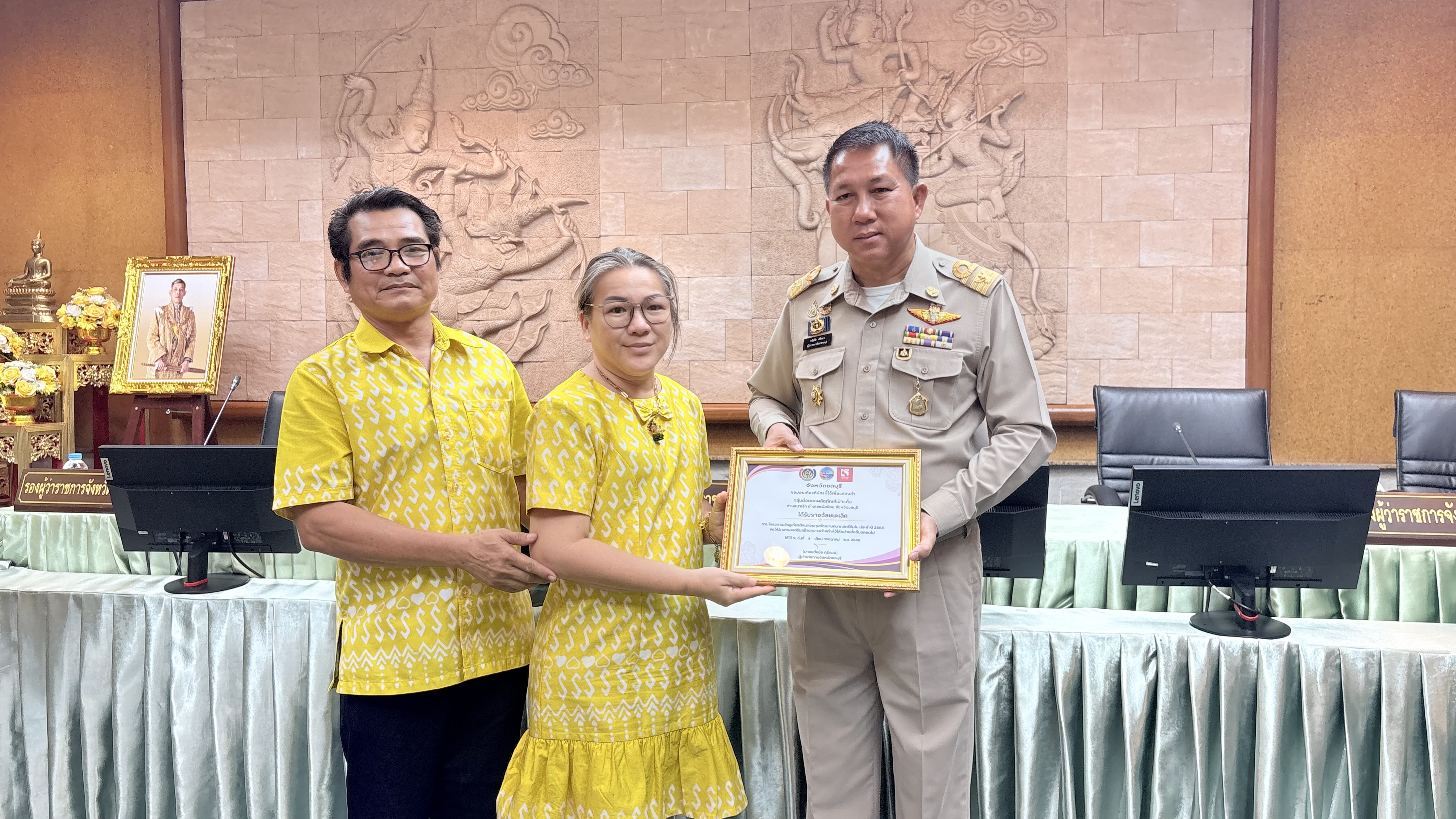 💠💠 พช.ชลบุรี จัดพิธีมอบเกียรติบัตร  แก่ผู้นำที่ผ่านการคัดสรรกิจกรรมพัฒนาชุมชนดีเด่นระดับจังหวัด และคัดเลือกคนกองทุนพัฒนาบทบาทสตรีดีเด่นระดับจังหวัด ตามโครงการเชิดชูเกียรติคนกองทุนพัฒนาบทบาทสตรี ประจำปี 2568