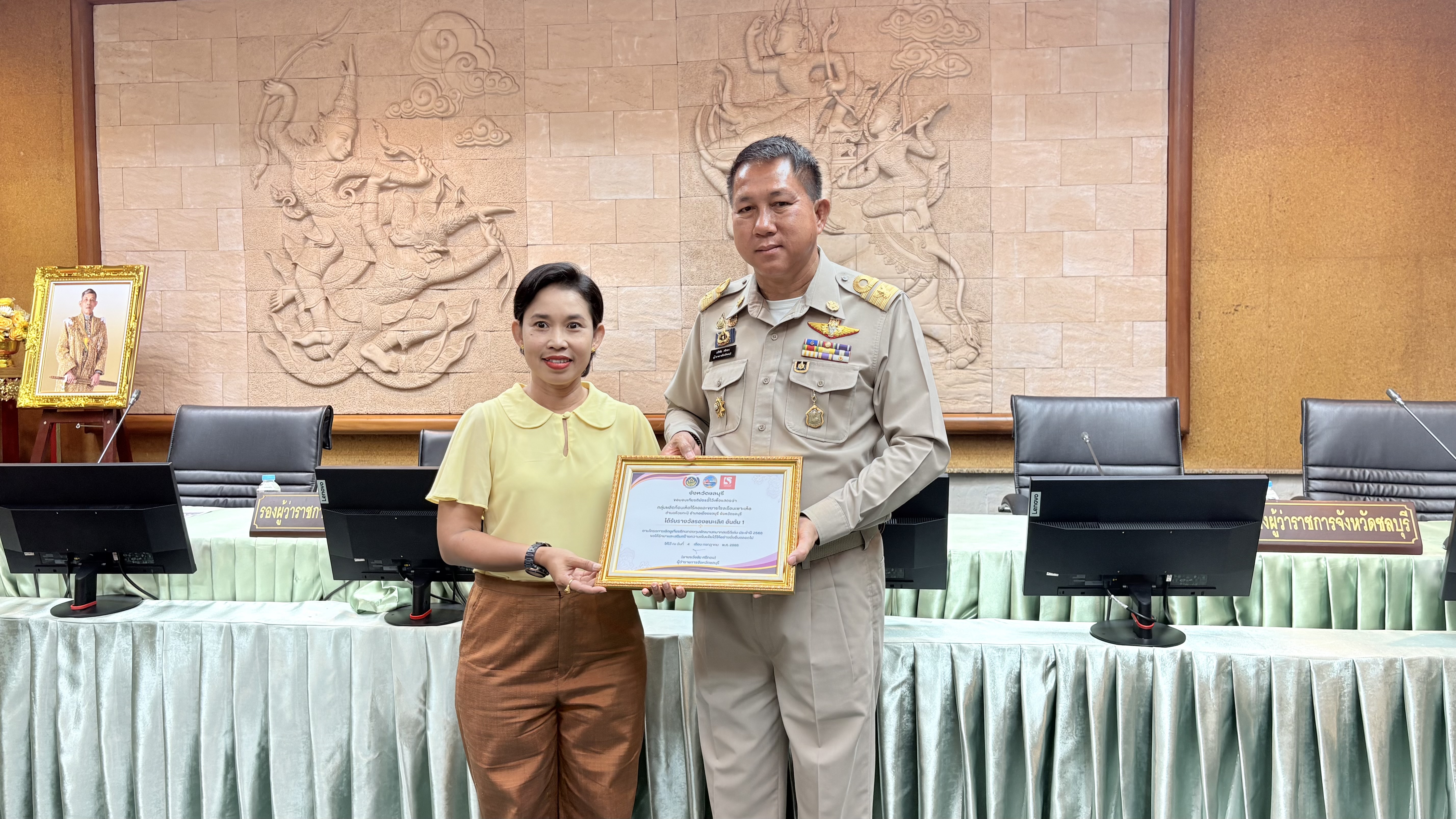 💠💠 พช.ชลบุรี จัดพิธีมอบเกียรติบัตร  แก่ผู้นำที่ผ่านการคัดสรรกิจกรรมพัฒนาชุมชนดีเด่นระดับจังหวัด และคัดเลือกคนกองทุนพัฒนาบทบาทสตรีดีเด่นระดับจังหวัด ตามโครงการเชิดชูเกียรติคนกองทุนพัฒนาบทบาทสตรี ประจำปี 2568