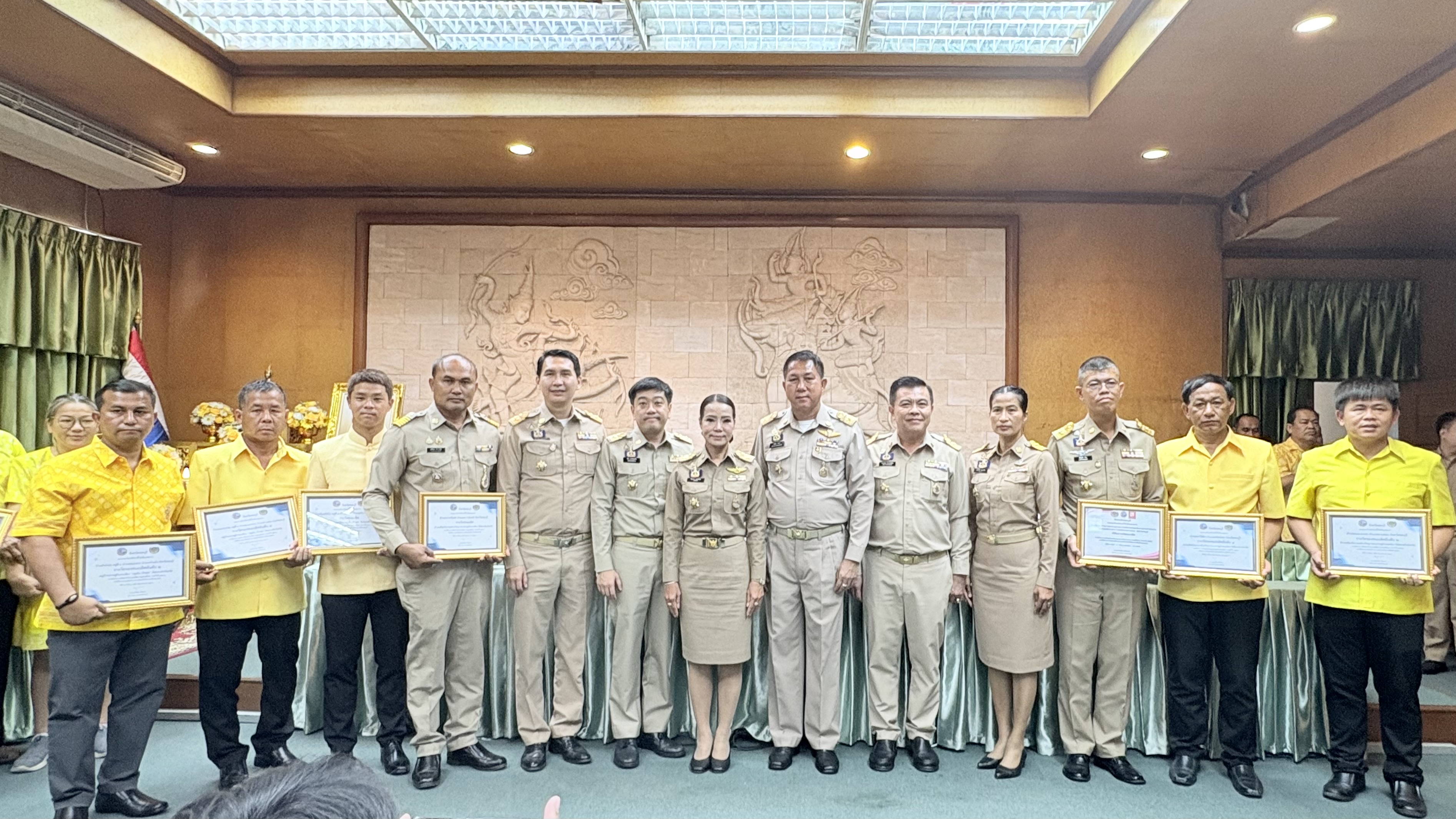 💠💠 พช.ชลบุรี จัดพิธีมอบเกียรติบัตร  แก่ผู้นำที่ผ่านการคัดสรรกิจกรรมพัฒนาชุมชนดีเด่นระดับจังหวัด และคัดเลือกคนกองทุนพัฒนาบทบาทสตรีดีเด่นระดับจังหวัด ตามโครงการเชิดชูเกียรติคนกองทุนพัฒนาบทบาทสตรี ประจำปี 2568