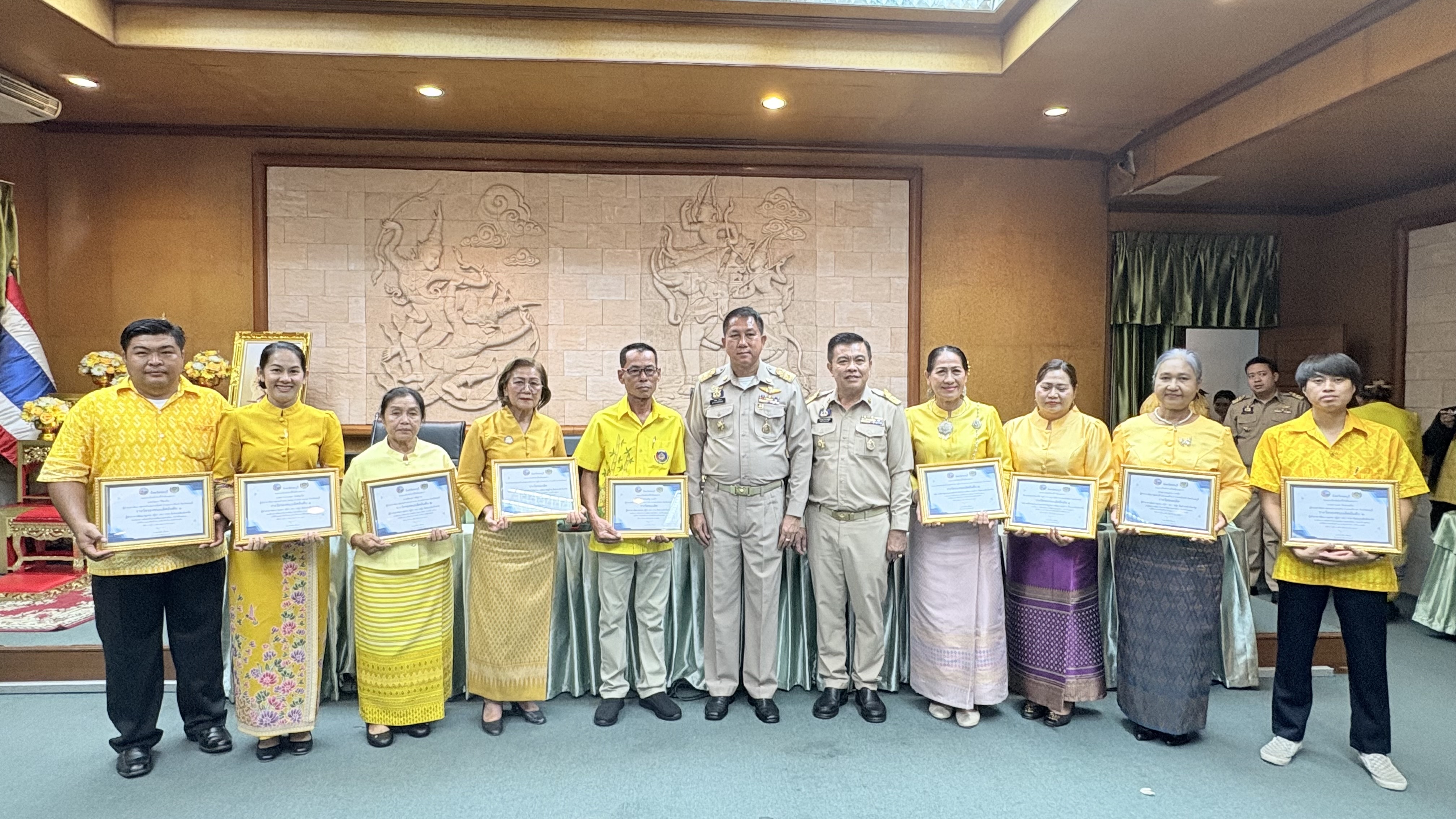 💠💠 พช.ชลบุรี จัดพิธีมอบเกียรติบัตร  แก่ผู้นำที่ผ่านการคัดสรรกิจกรรมพัฒนาชุมชนดีเด่นระดับจังหวัด และคัดเลือกคนกองทุนพัฒนาบทบาทสตรีดีเด่นระดับจังหวัด ตามโครงการเชิดชูเกียรติคนกองทุนพัฒนาบทบาทสตรี ประจำปี 2568