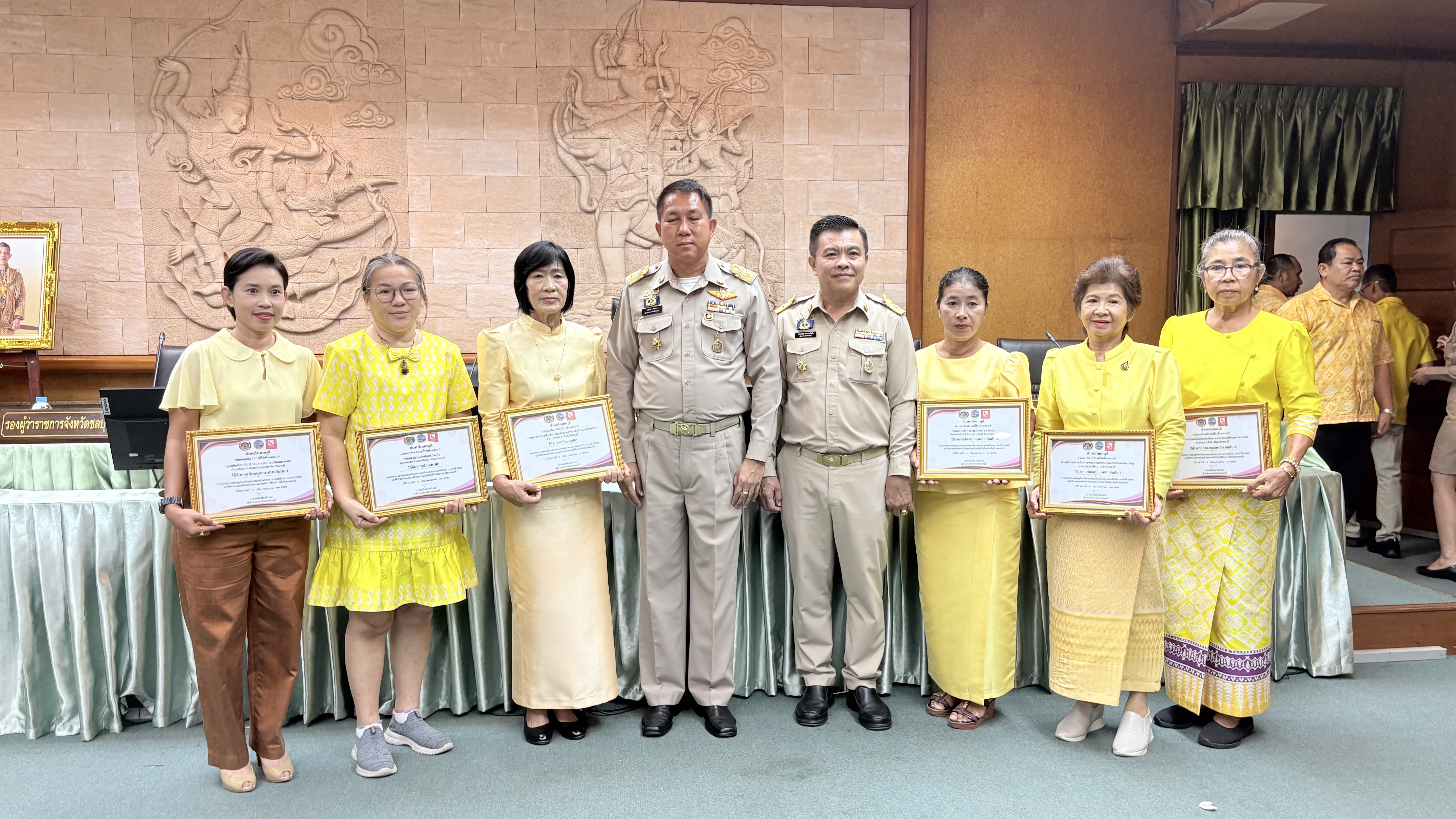 💠💠 พช.ชลบุรี จัดพิธีมอบเกียรติบัตร  แก่ผู้นำที่ผ่านการคัดสรรกิจกรรมพัฒนาชุมชนดีเด่นระดับจังหวัด และคัดเลือกคนกองทุนพัฒนาบทบาทสตรีดีเด่นระดับจังหวัด ตามโครงการเชิดชูเกียรติคนกองทุนพัฒนาบทบาทสตรี ประจำปี 2568