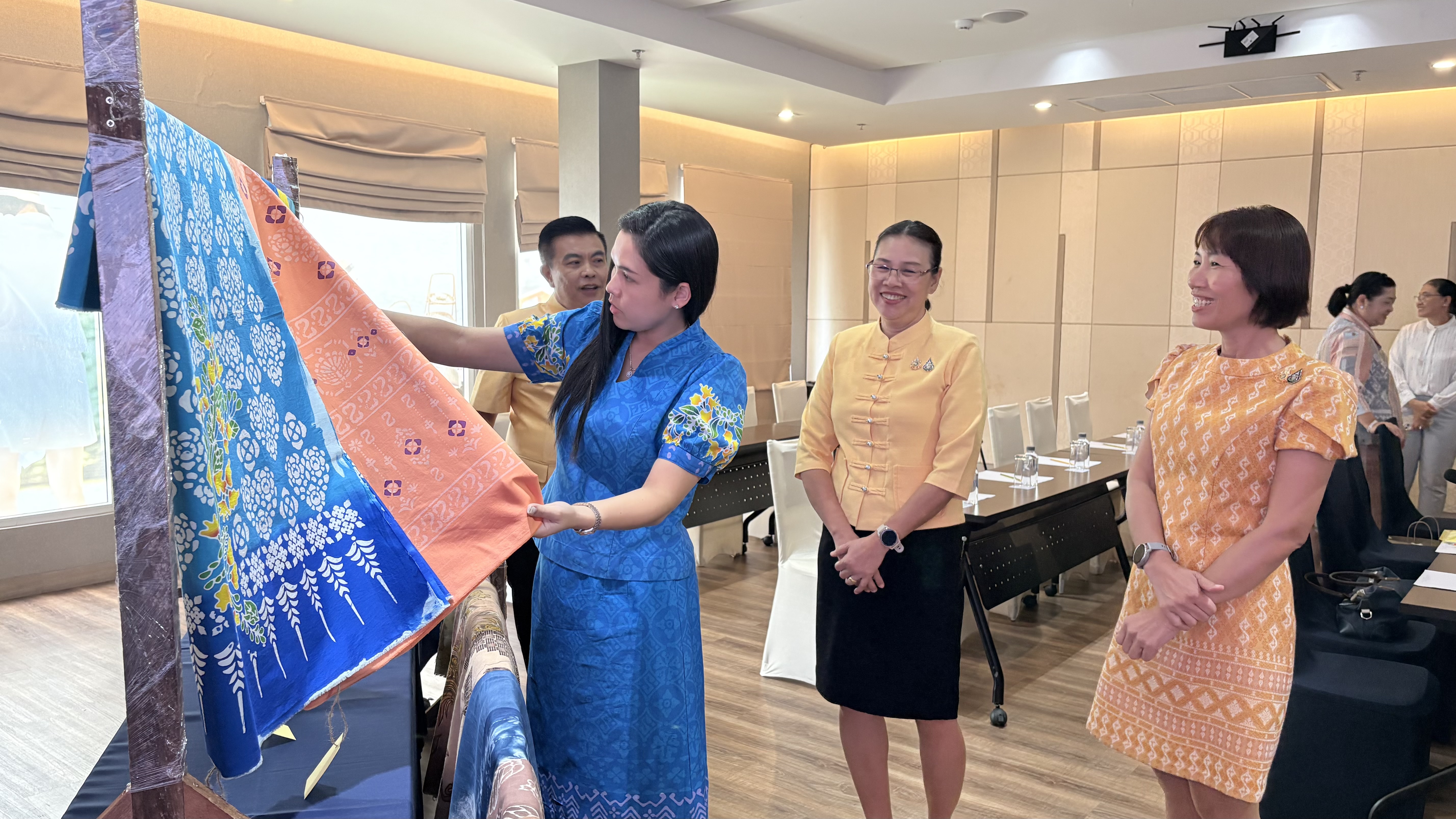 จังหวัดชลบุรี ประกวดผ้าลายพระราชทาน “ผ้าลายสิริราชพัสตราภรณ์” และงานหัตถกรรม จังหวัดชลบุรี ประจำปี 2568