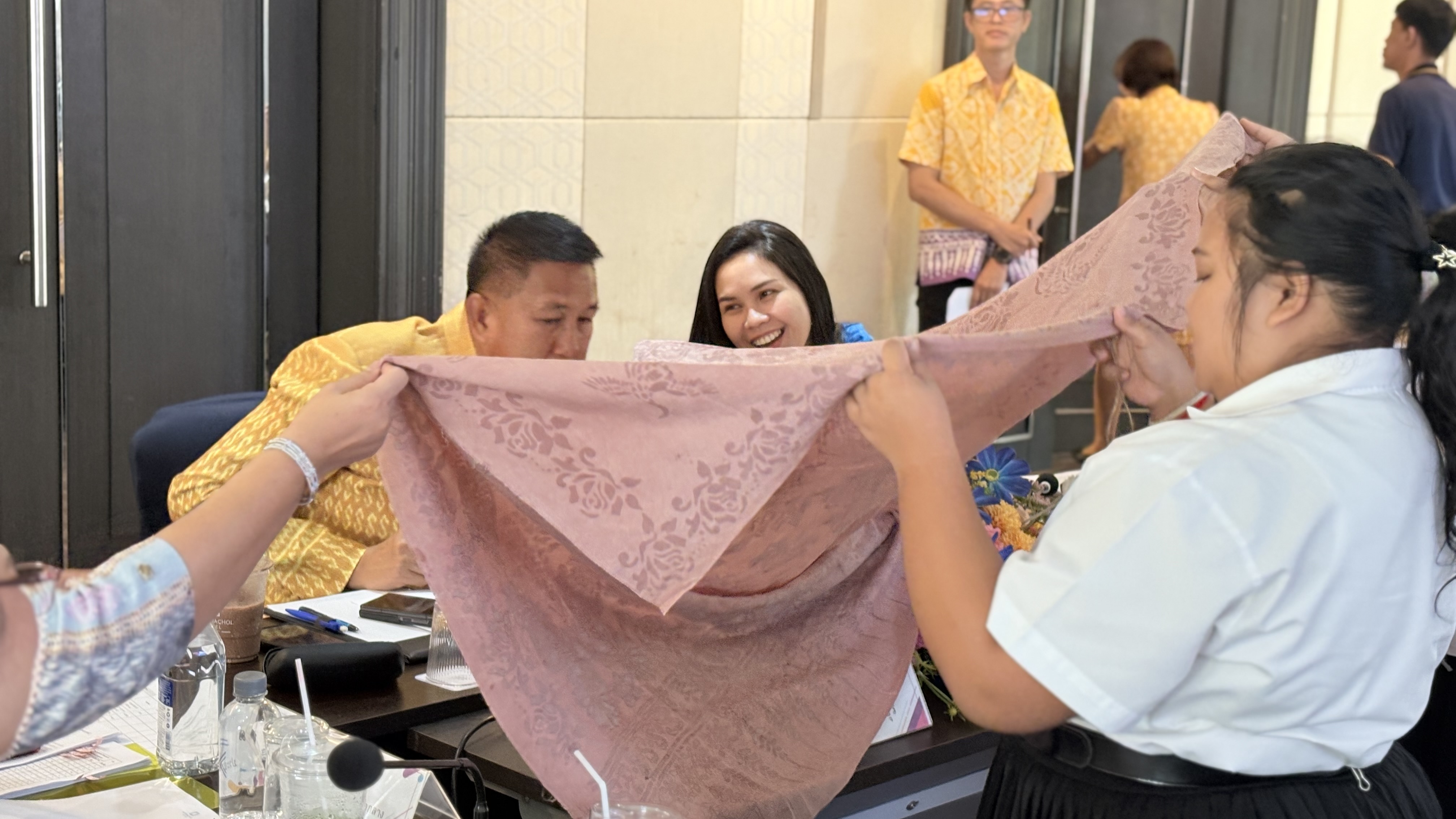 จังหวัดชลบุรี ประกวดผ้าลายพระราชทาน “ผ้าลายสิริราชพัสตราภรณ์” และงานหัตถกรรม จังหวัดชลบุรี ประจำปี 2568